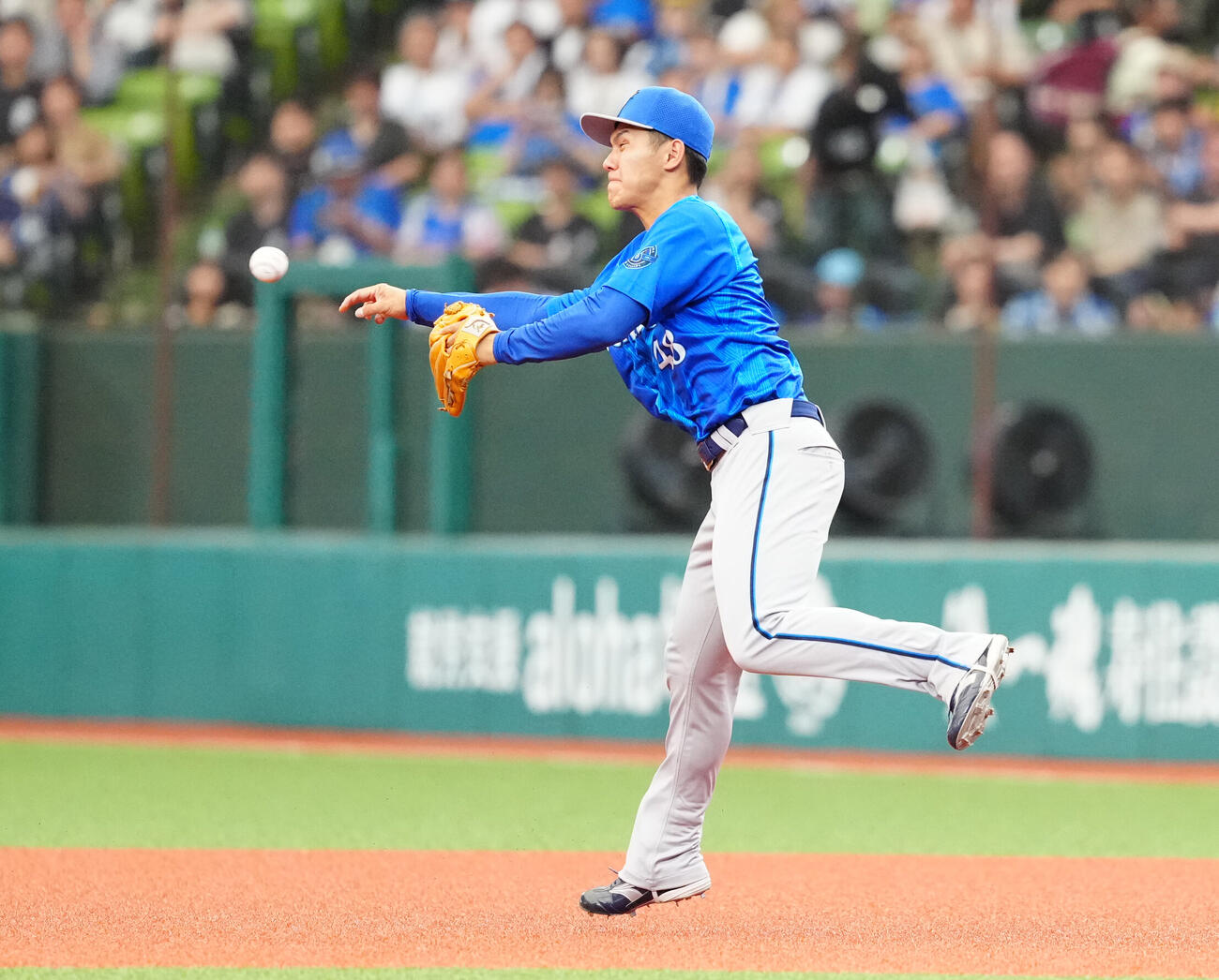 交流戦　西武対DeNA 2回裏西武1死一塁、ゴロとなった西川愛也の打球を処理するも二塁へ悪送球する二塁手成瀬脩人（撮影・江口和貴）