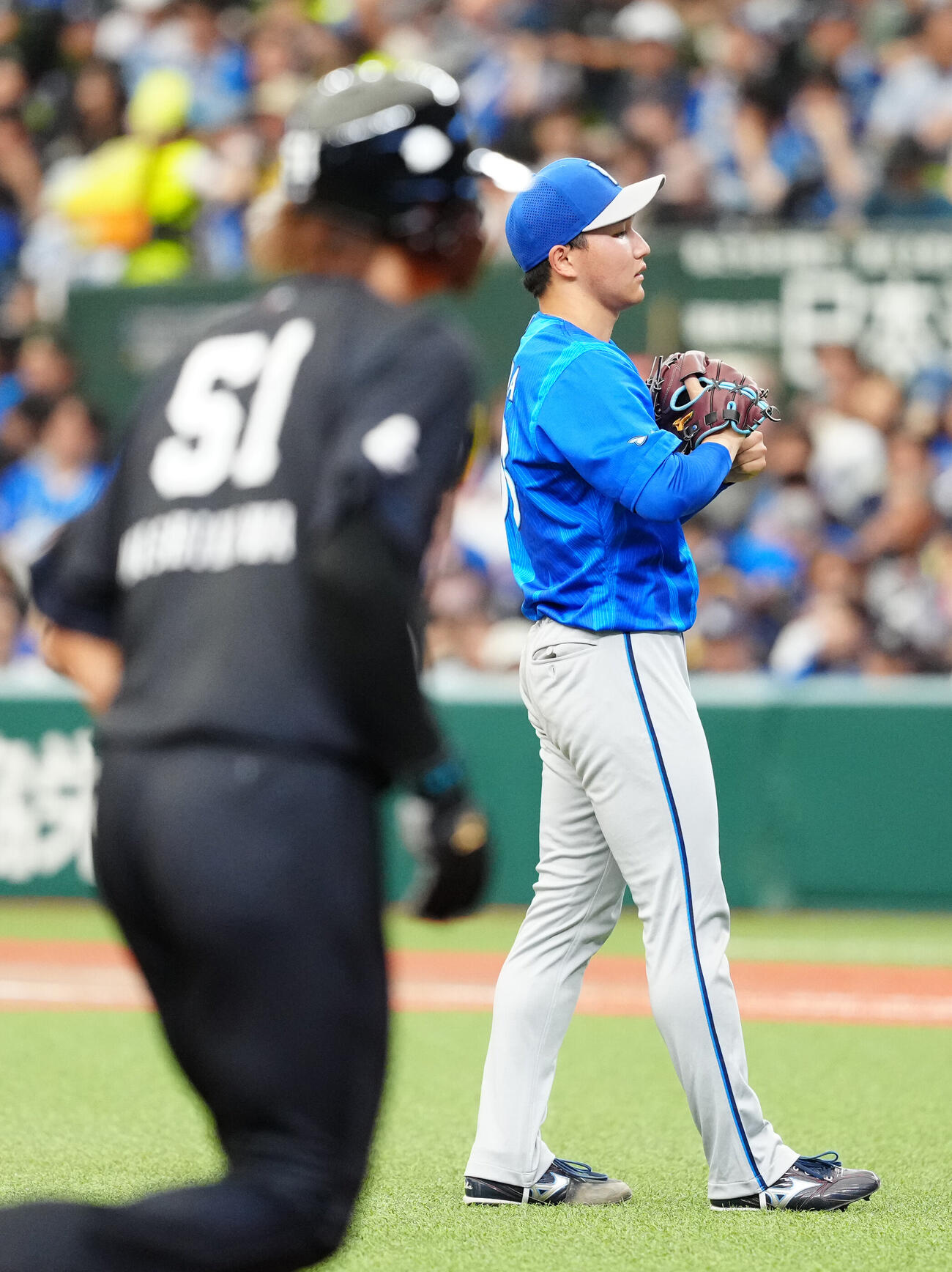 交流戦　西武対DeNA 2回裏西武2死満塁、桑原将志に押し出しの四球を与えた武田陸玖。手前は生還に向かう三塁走者の西川愛也（撮影・江口和貴）