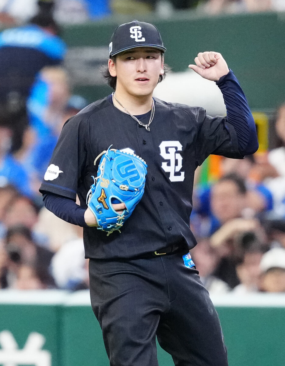 交流戦　西武対DeNA 9回表DeNA2死、石上泰輝を一ゴロに仕留め、ガッツポーズの隅田知一郎（撮影・江口和貴）＝2026年5月30日