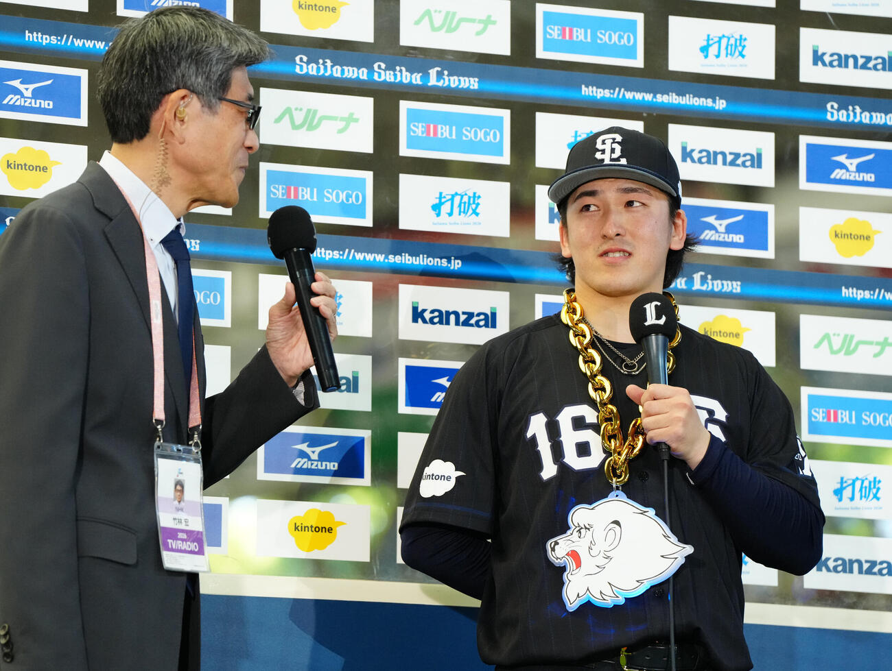 交流戦　西武対DeNA　試合後、お立ち台でインタビューを受ける西武先発の隅田知一郎（右）（撮影・江口和貴）＝2026年5月30日