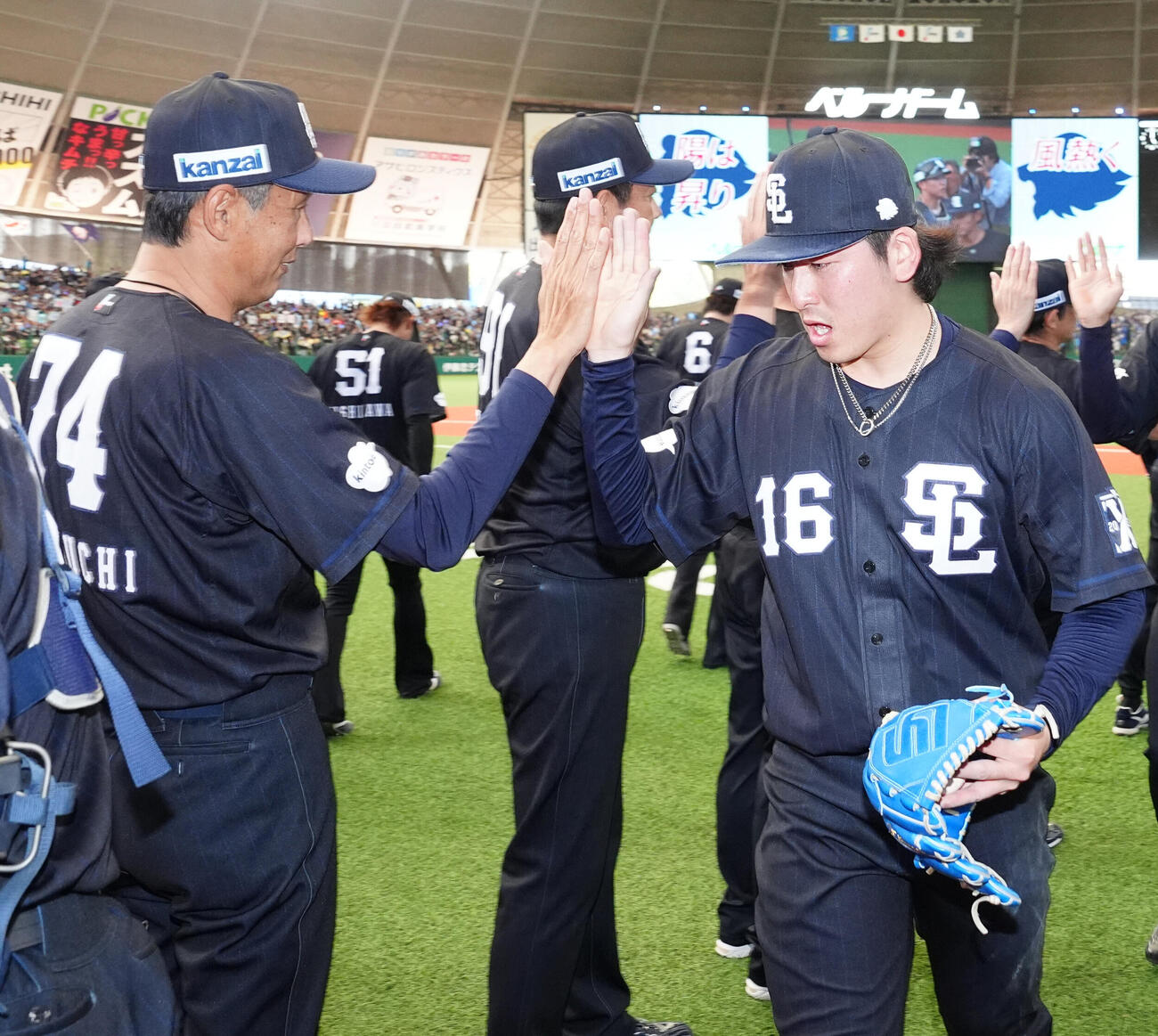 交流戦　西武対DeNA　試合後、西武西口文也監督（左）とタッチを交わす先発の隅田知一郎（撮影・江口和貴）＝2026年5月30日