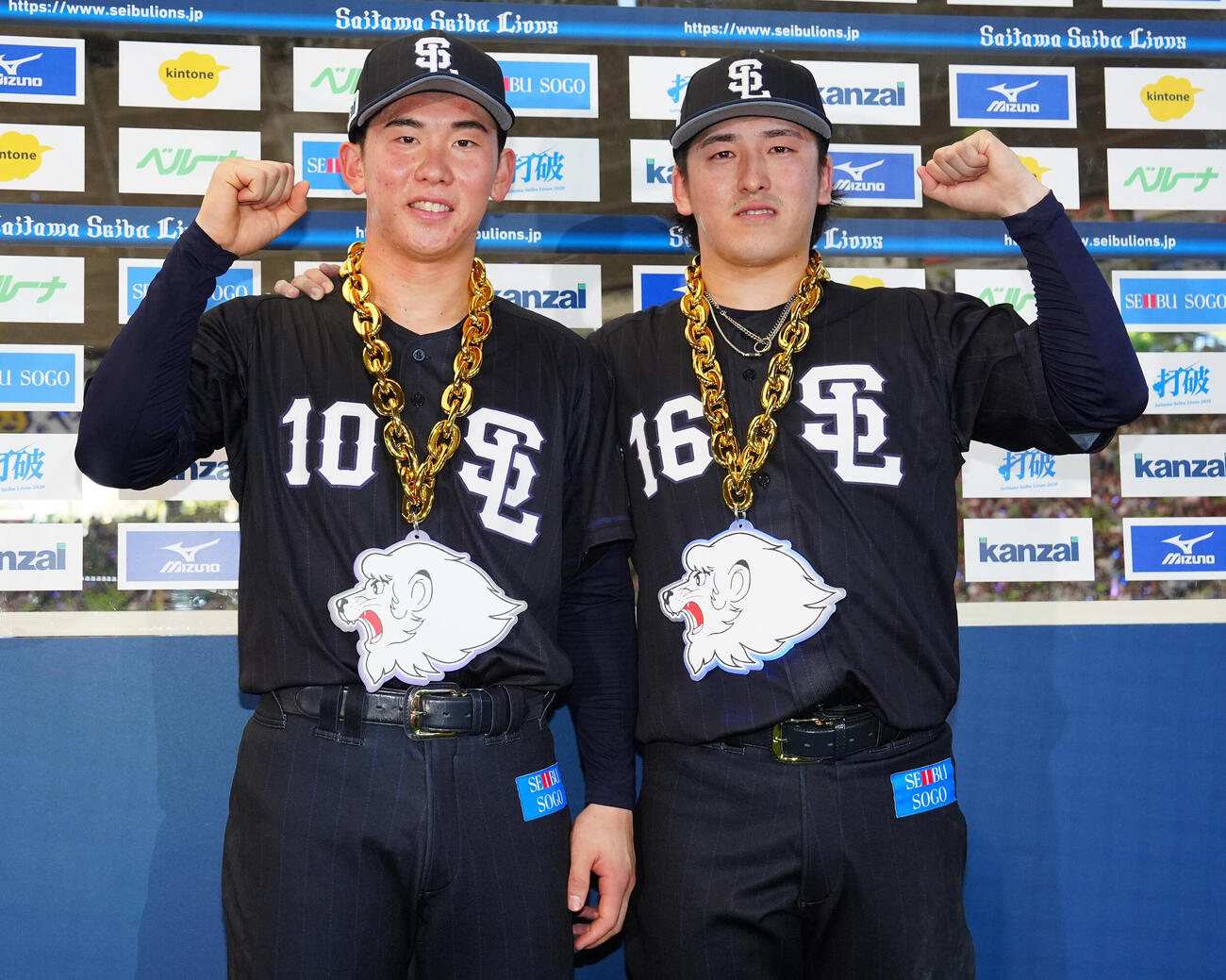 交流戦　西武対DeNA　試合後、お立ち台で写真に納まる西武先発の隅田知一郎（右）と捕手小島大河（撮影・江口和貴）＝2026年5月30日