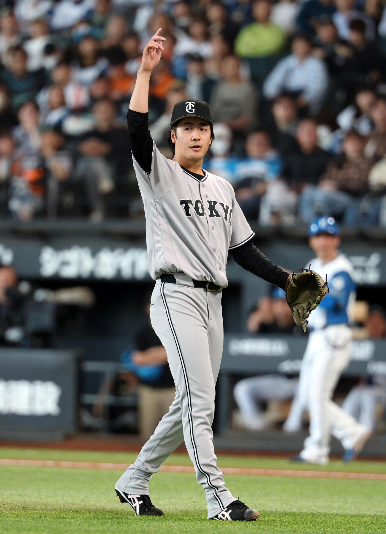 日本ハム対巨人　4回裏日本ハムの攻撃で打球を指さす西舘勇陽（撮影・浅見桂子）