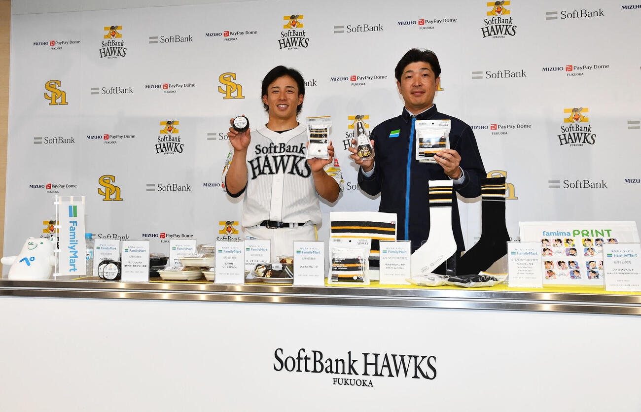 ソフトバンク対広島　ファミリーマートの贈呈式でコラボ商品を手に笑顔を見せるソフトバンク野村勇（撮影・岩下翔太）