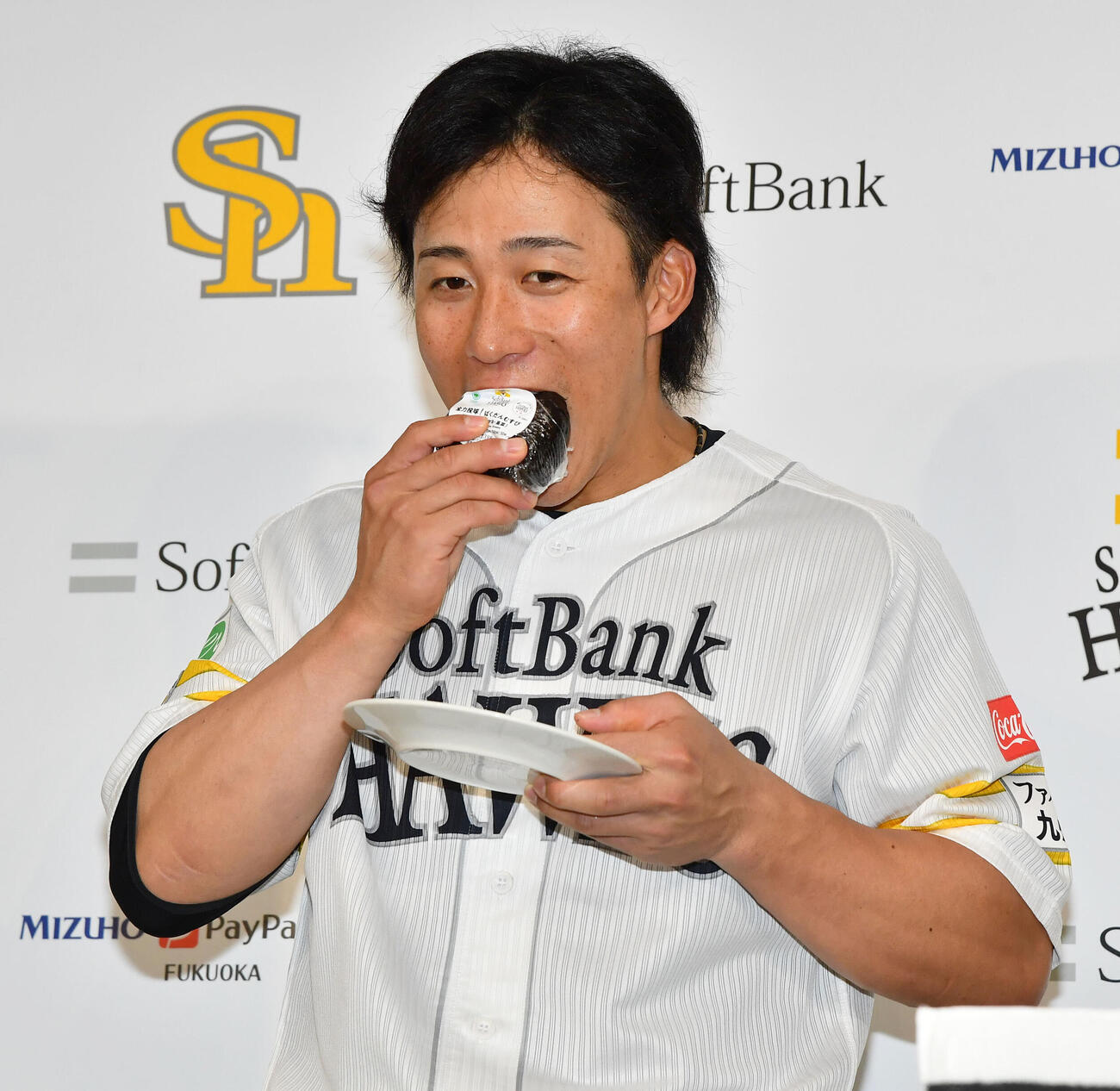 ソフトバンク対広島　試合前に行われたファミリーマートの贈呈式でおにぎりを試食するソフトバンク野村勇（撮影・岩下翔太）