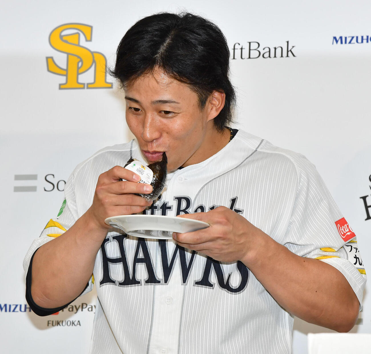 ソフトバンク対広島　試合前に行われたファミリーマートの贈呈式でおにぎりを試食するソフトバンク野村勇（撮影・岩下翔太）