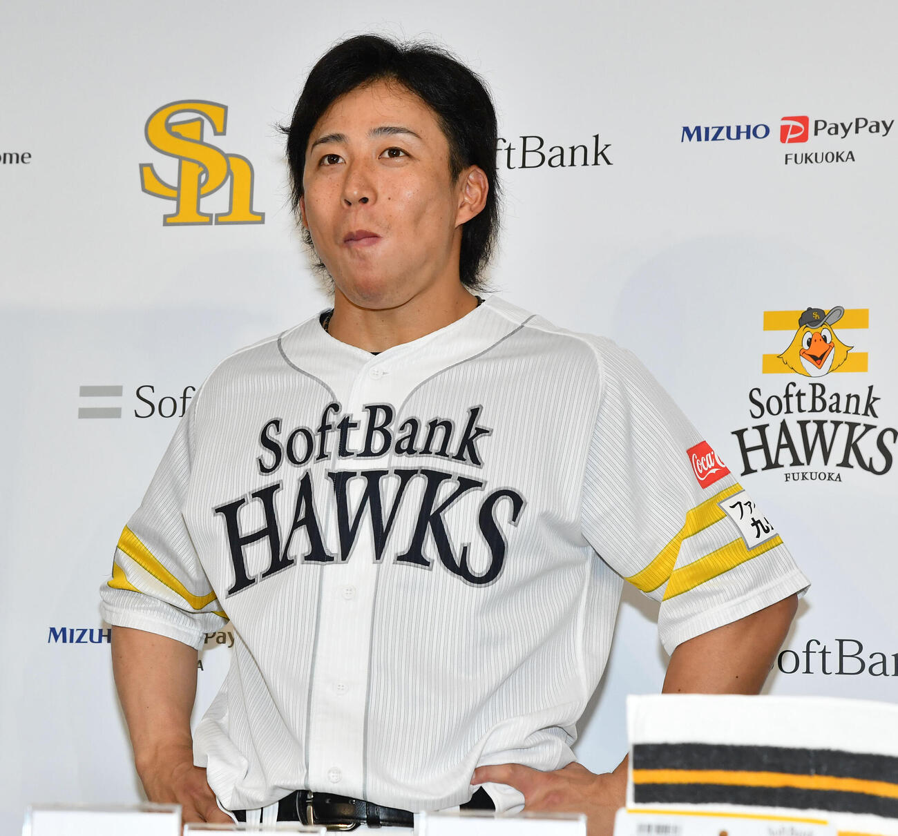 ソフトバンク対広島　ファミリーマートの贈呈式でおにぎりを口いっぱいにほおばったソフトバンク野村勇は味の感想が言えなくなる（撮影・岩下翔太）