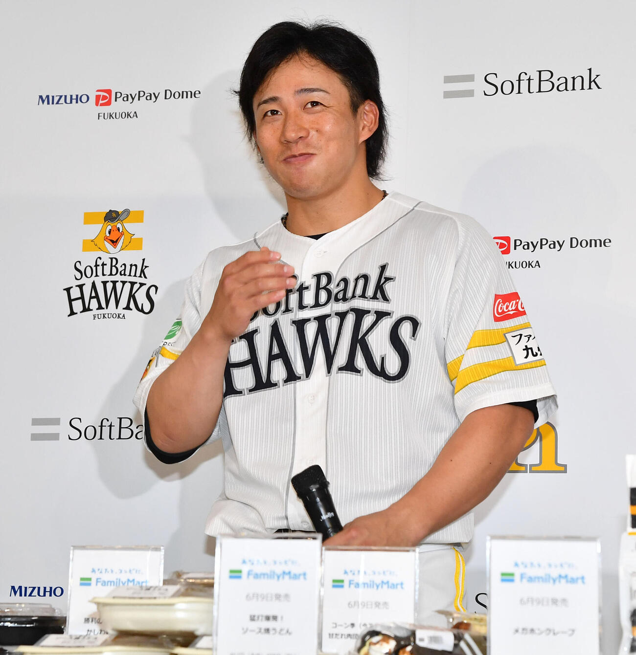 ソフトバンク対広島　ファミリーマートの贈呈式でおにぎりを口いっぱいにほおばったソフトバンク野村勇は味の感想が言えなくなる（撮影・岩下翔太）