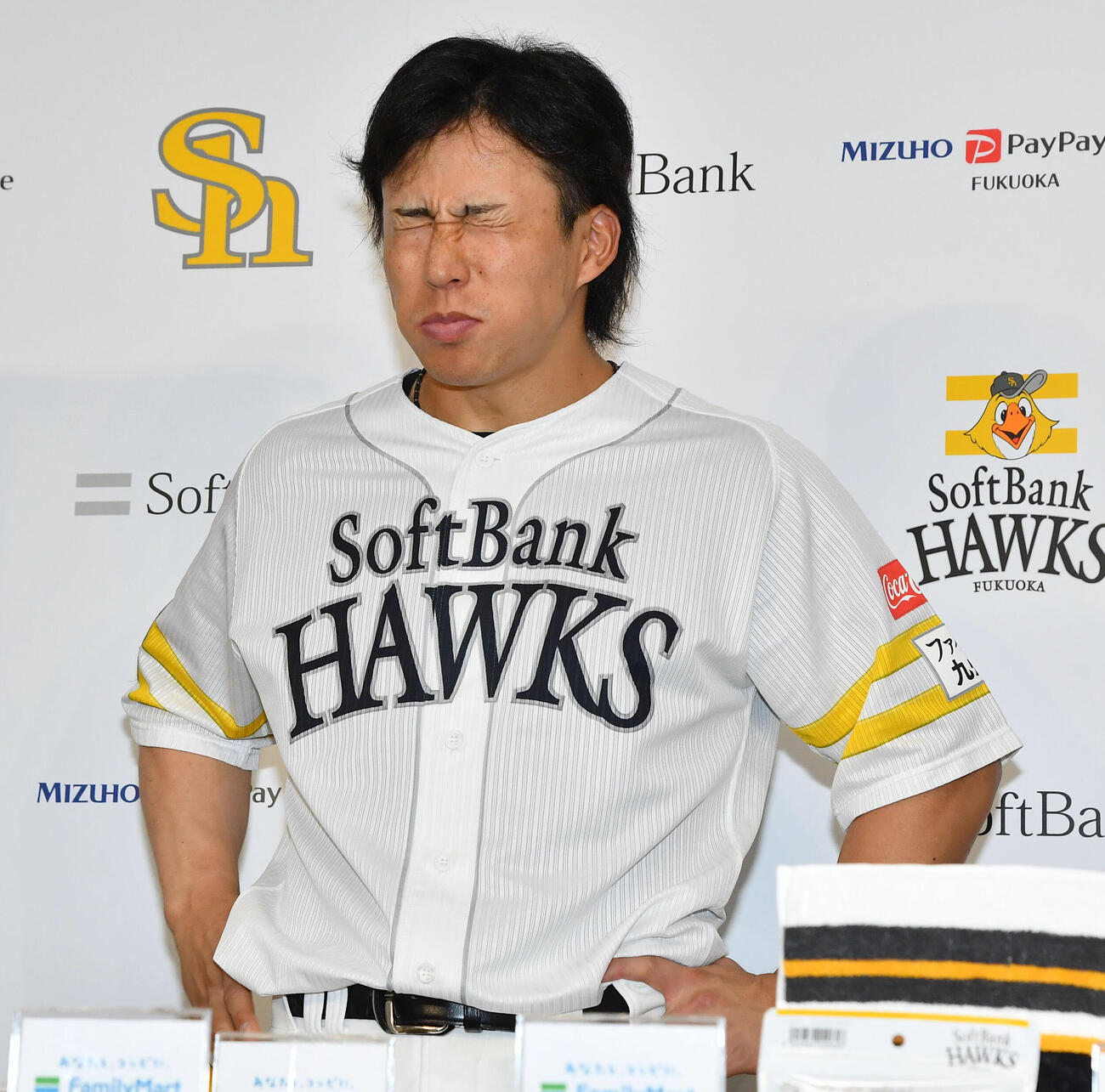 ソフトバンク対広島　ファミリーマートの贈呈式でおにぎりを口いっぱいにほおばったソフトバンク野村勇は味の感想が言えなくなる（撮影・岩下翔太）