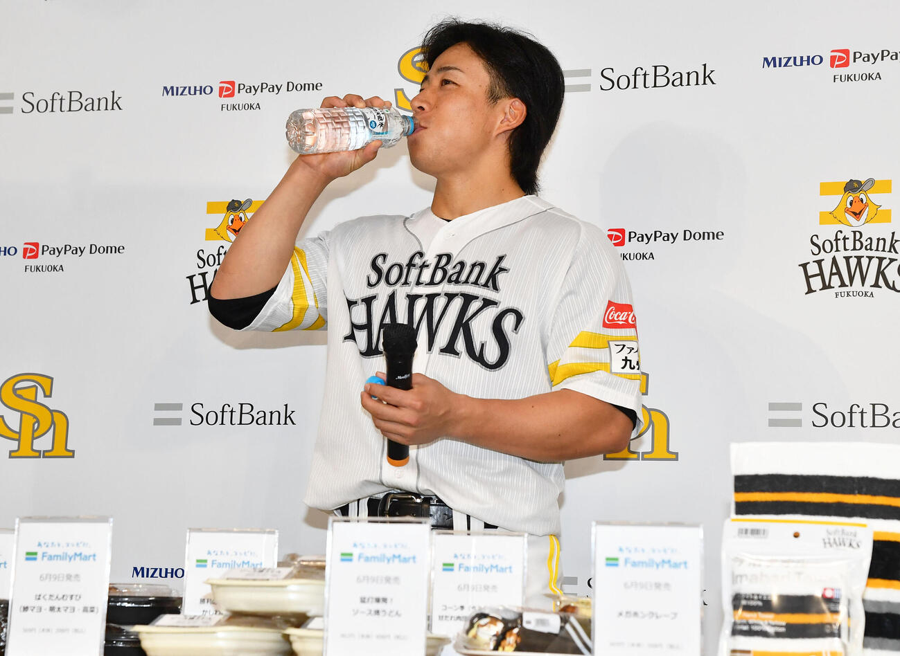 ソフトバンク対広島　ファミリーマートの贈呈式でおにぎりを口いっぱいにほおばったソフトバンク野村勇は、味の感想を伝えるため水を飲む（撮影・岩下翔太）