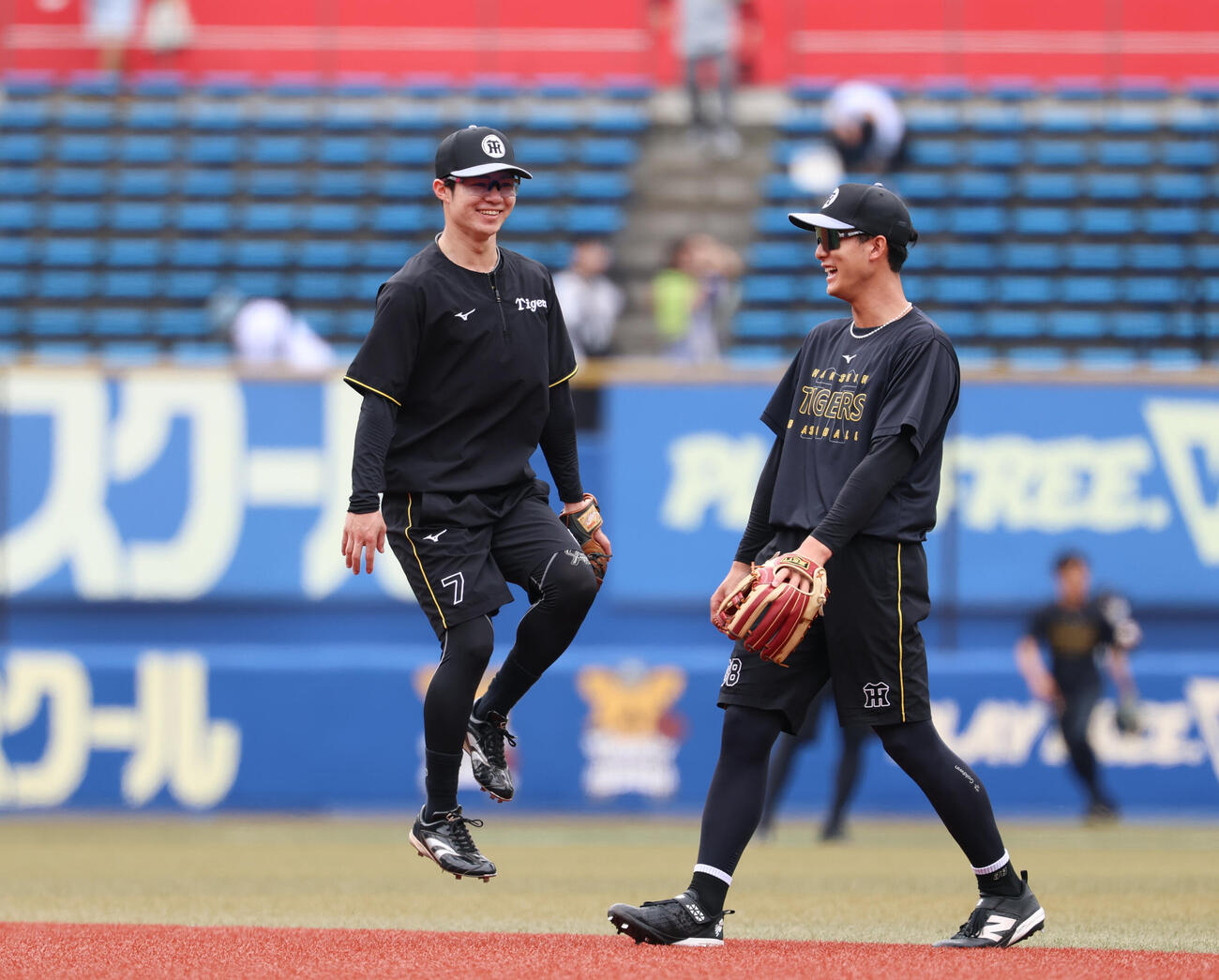 ロッテ対阪神　跳ねる中野拓夢（左）と笑顔の小幡竜平（撮影・増田悦実）