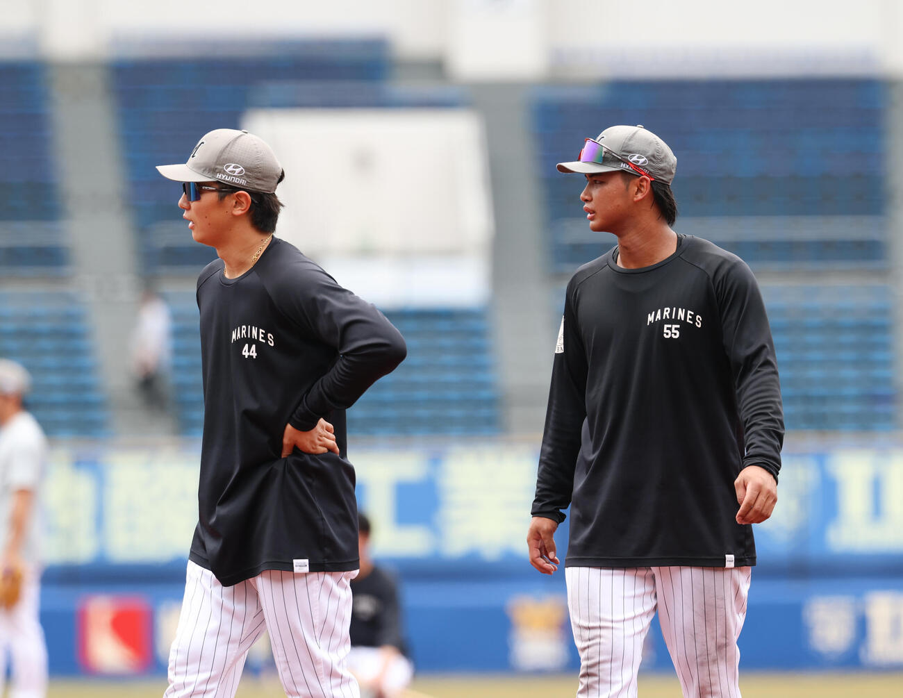 ロッテ対阪神　1軍に合流し宮崎竜成（左）と走塁練習するロッテ桜井ユウヤ（撮影・増田悦実）