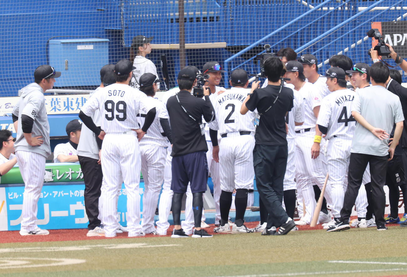 ロッテ対阪神　試合前円陣を組むロッテナイン（撮影・河田真司）