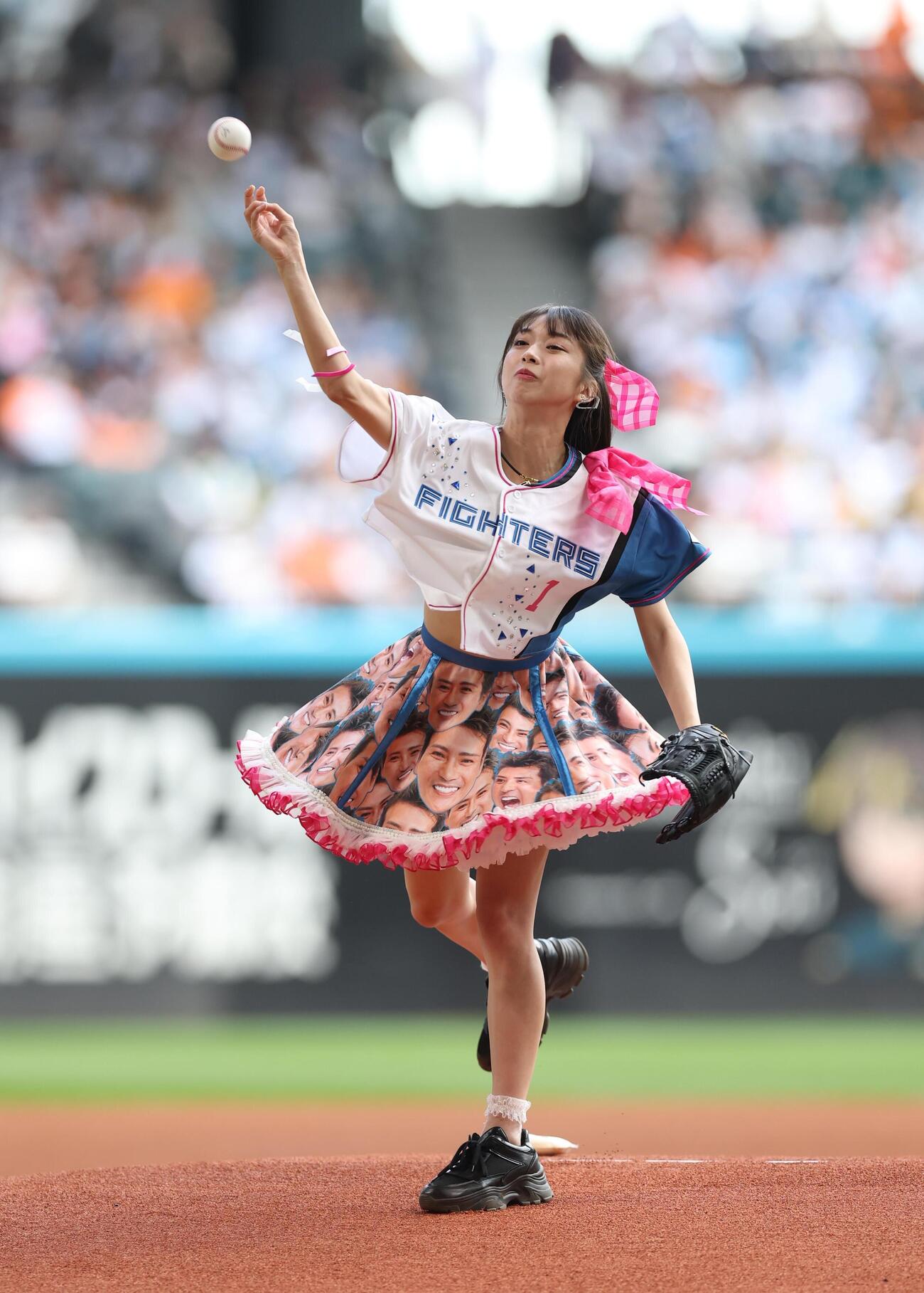 日本ハム対巨人　ファーストピッチセレモニーで投球する牧野真莉愛（撮影・黒川智章）＝2026年5月31日