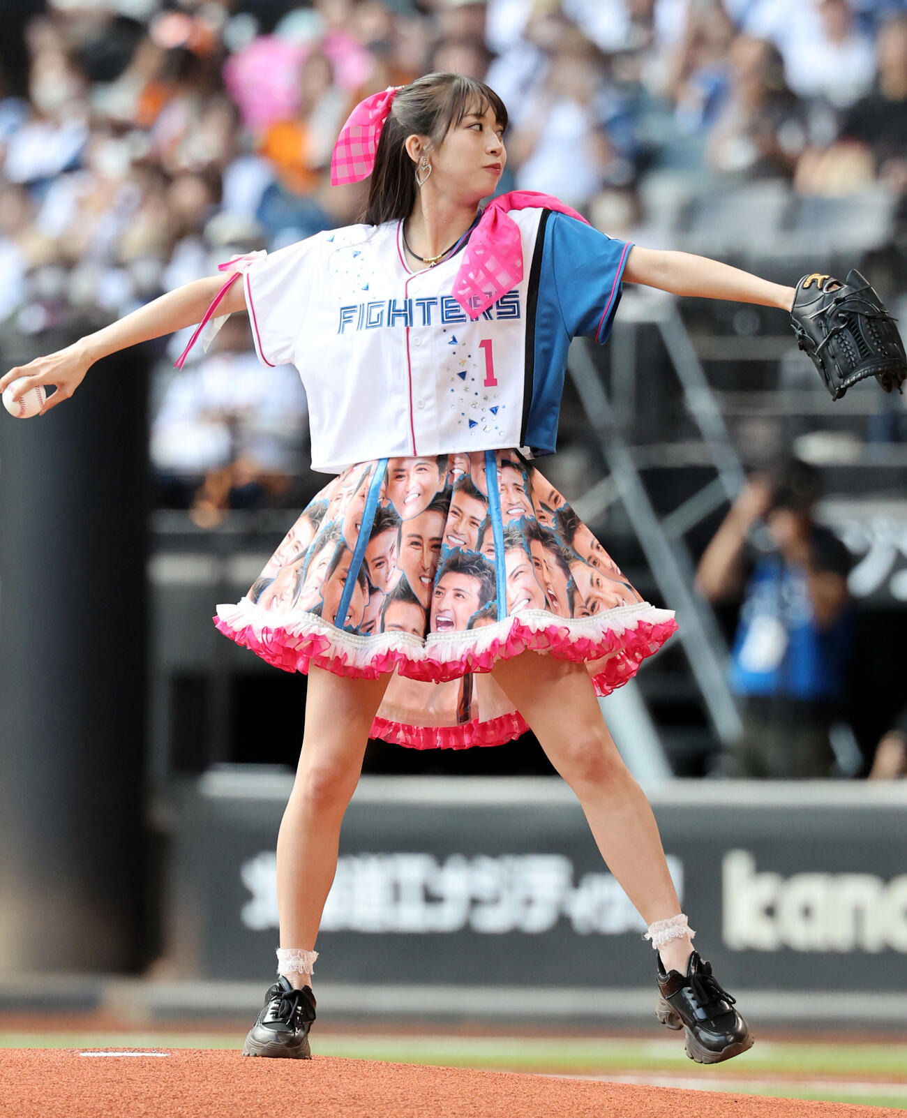 日本ハム対巨人　ファーストピッチを務めるモーニング娘。’26の牧野真莉愛（撮影・浅見桂子）＝2026年5月31日