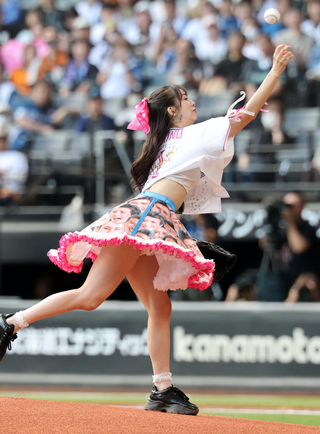 日本ハム対巨人　ファーストピッチを務めるモーニング娘。’26の牧野真莉愛（撮影・浅見桂子）＝2026年5月31日