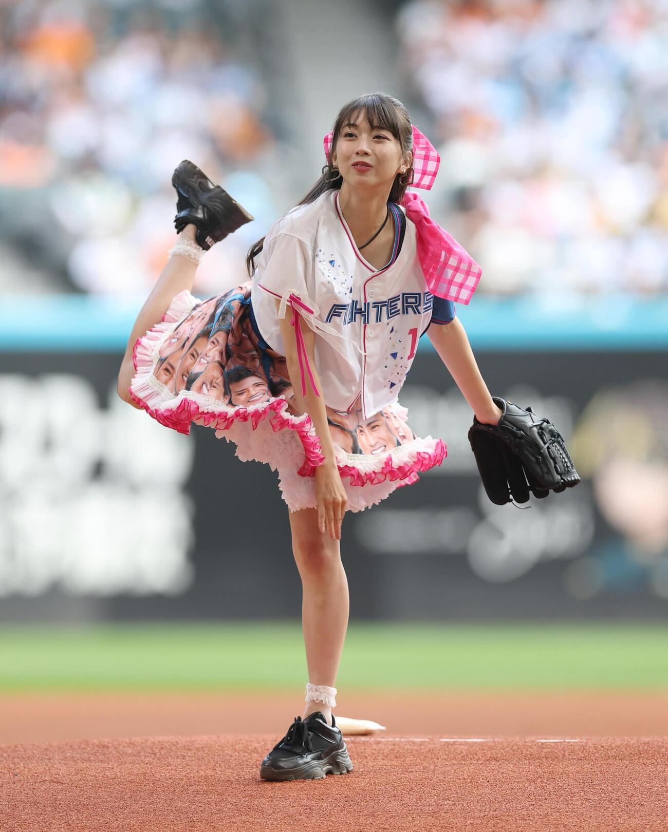 日本ハム対巨人　ファーストピッチセレモニーで投球する牧野真莉愛（撮影・黒川智章）＝2026年5月31日