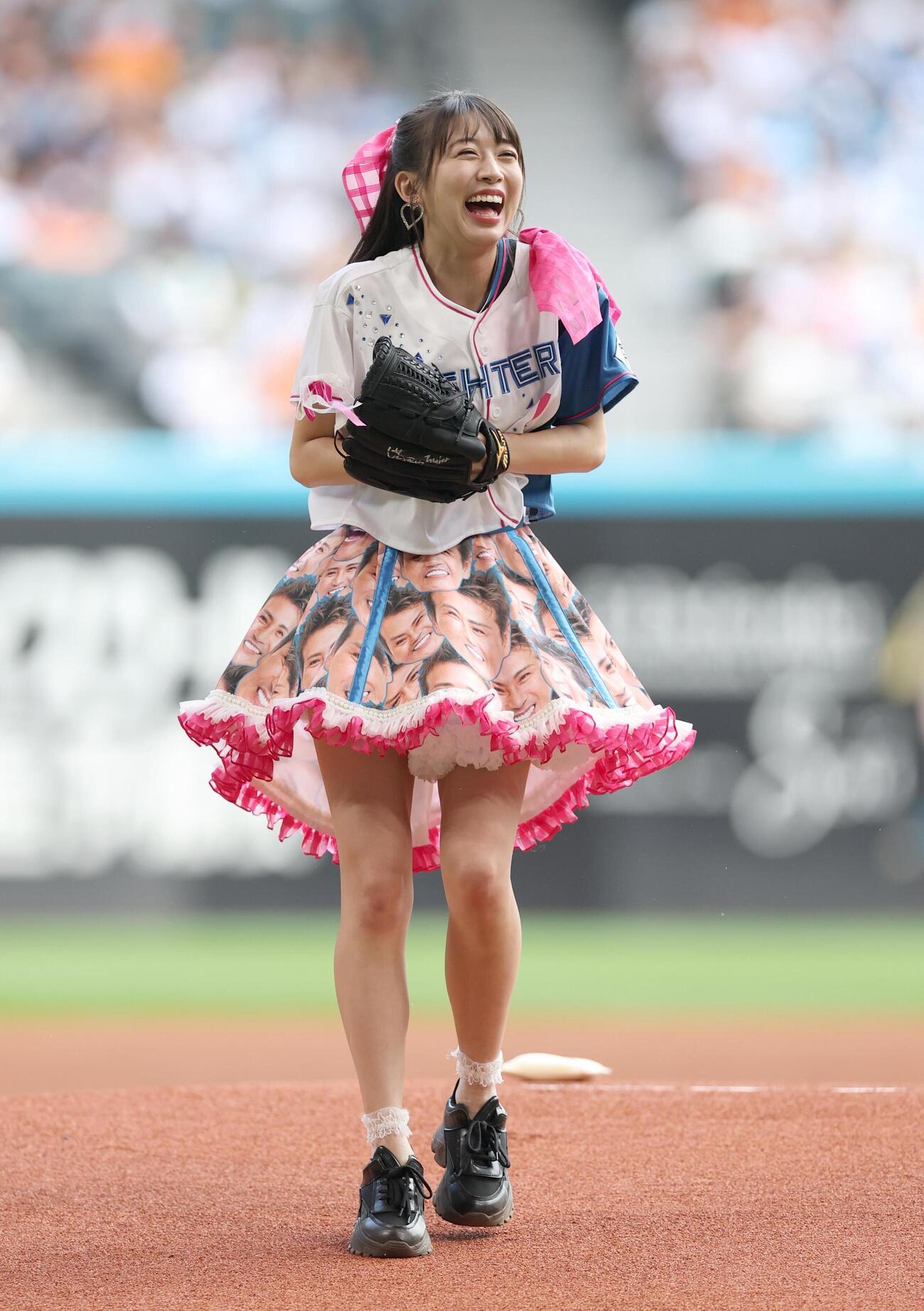 日本ハム対巨人　ファーストピッチセレモニーで投球する牧野真莉愛（撮影・黒川智章）＝2026年5月31日