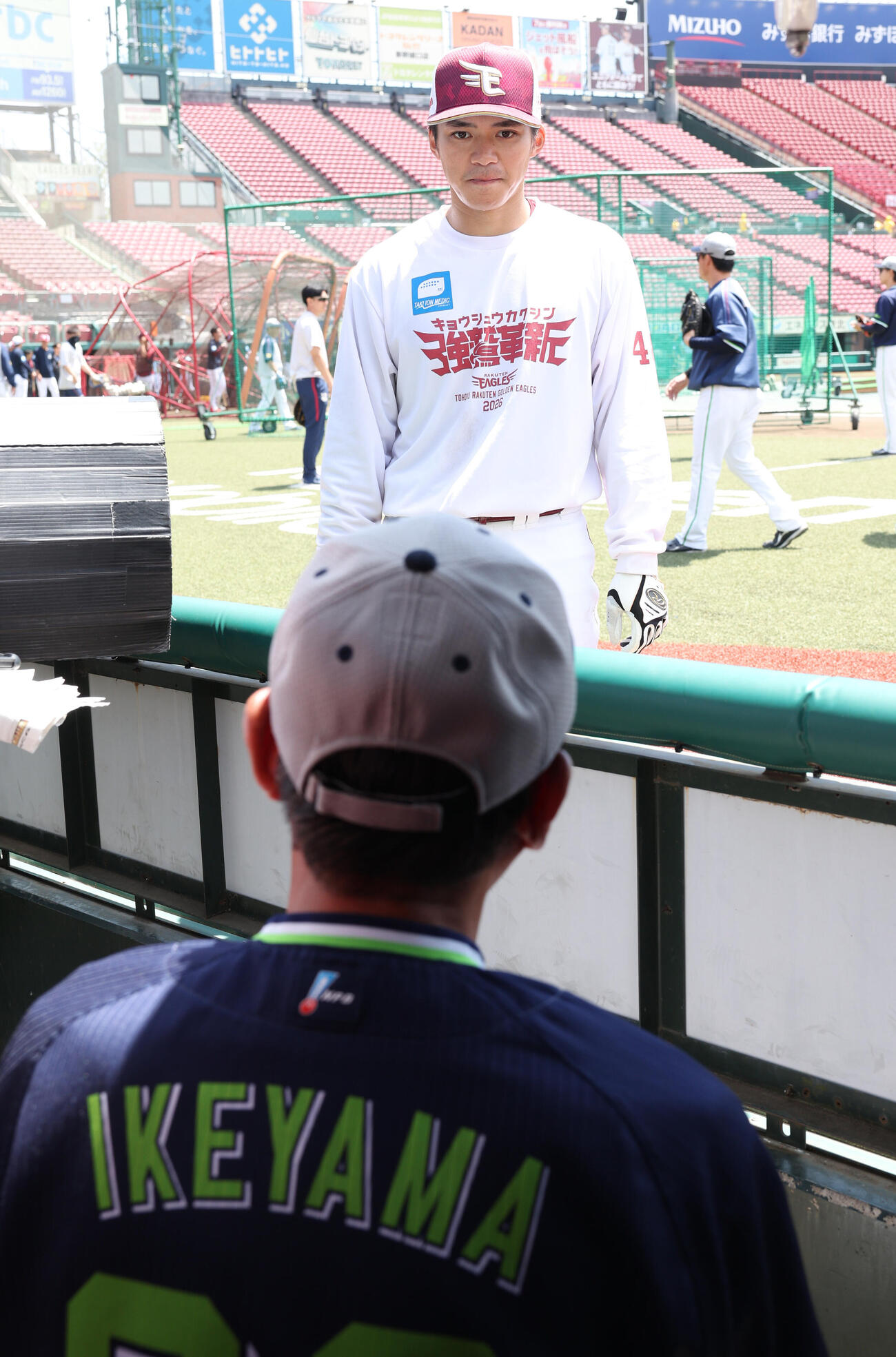 交流戦　楽天対ヤクルト　試合前、ヤクルト池山隆寛監督の話に耳を傾ける楽天平良竜哉（撮影・水谷安孝）＝2026年5月31日