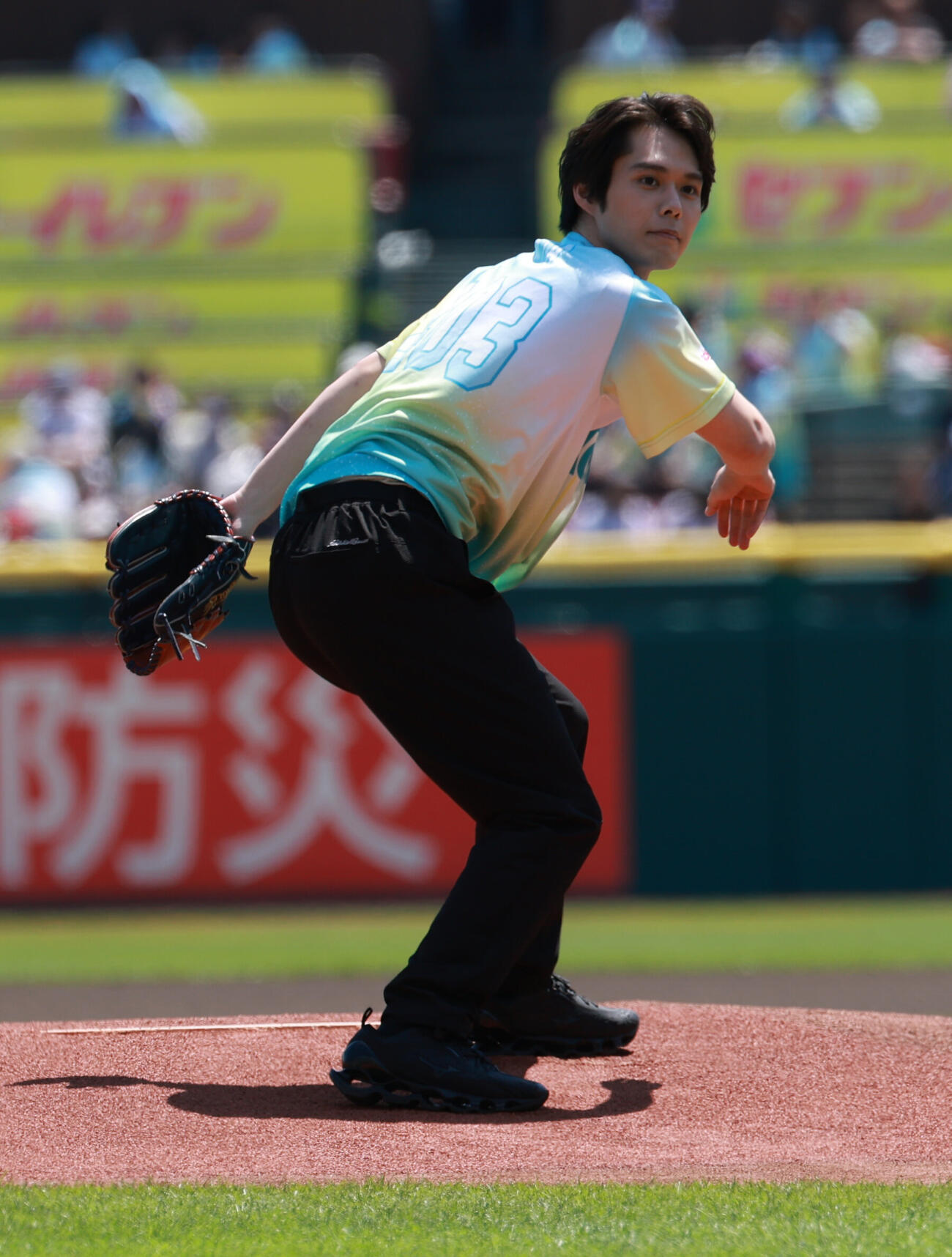 交流戦　楽天対ヤクルト　セレモリアルピッチを行う細田佳央太（撮影・水谷安孝）