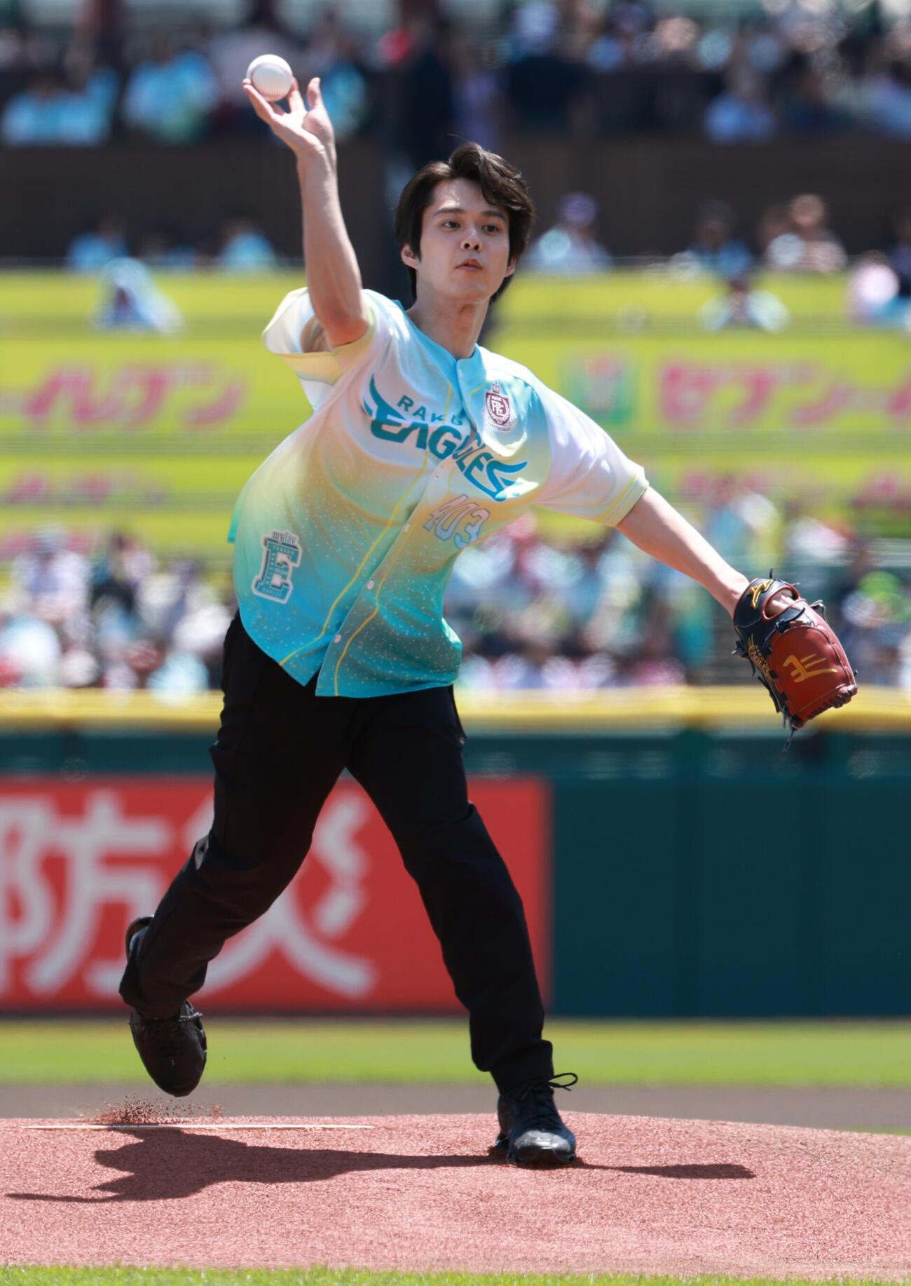 交流戦　楽天対ヤクルト　セレモリアルピッチを行う細田佳央太（撮影・水谷安孝）