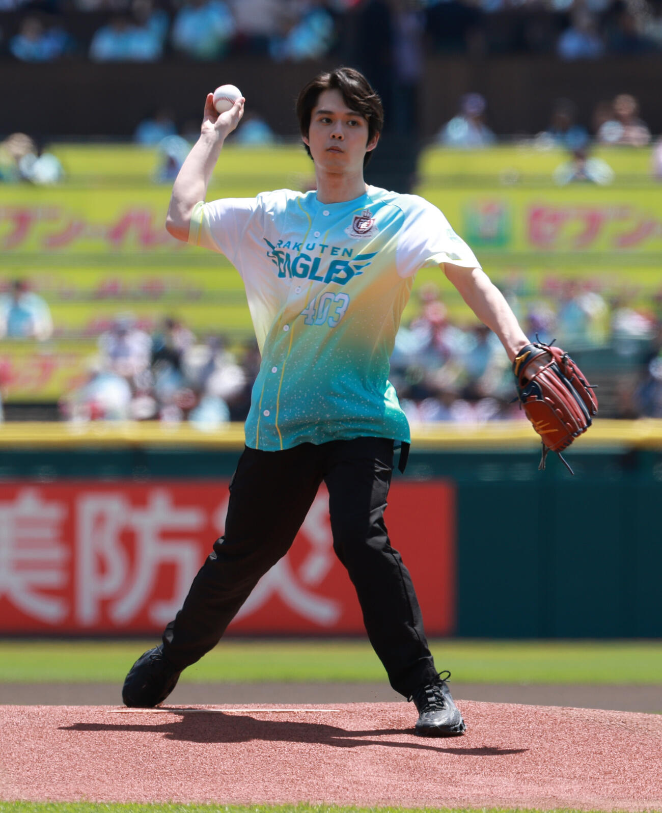 交流戦　楽天対ヤクルト　セレモリアルピッチを行う細田佳央太（撮影・水谷安孝）