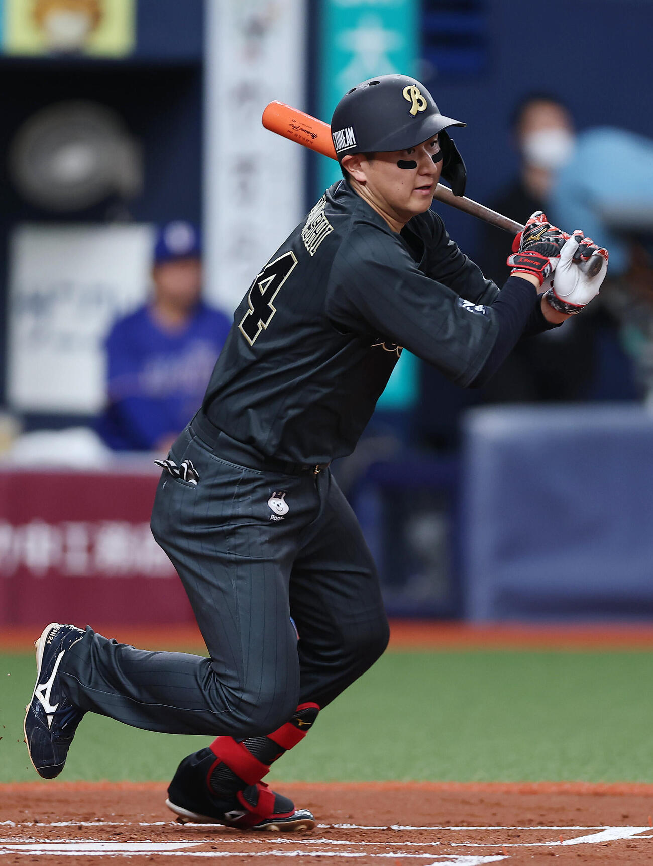 オリックス対中日　1回裏オリックス無死一、二塁、先制の右前適時打を放つ紅林弘太郎（撮影・前田充）