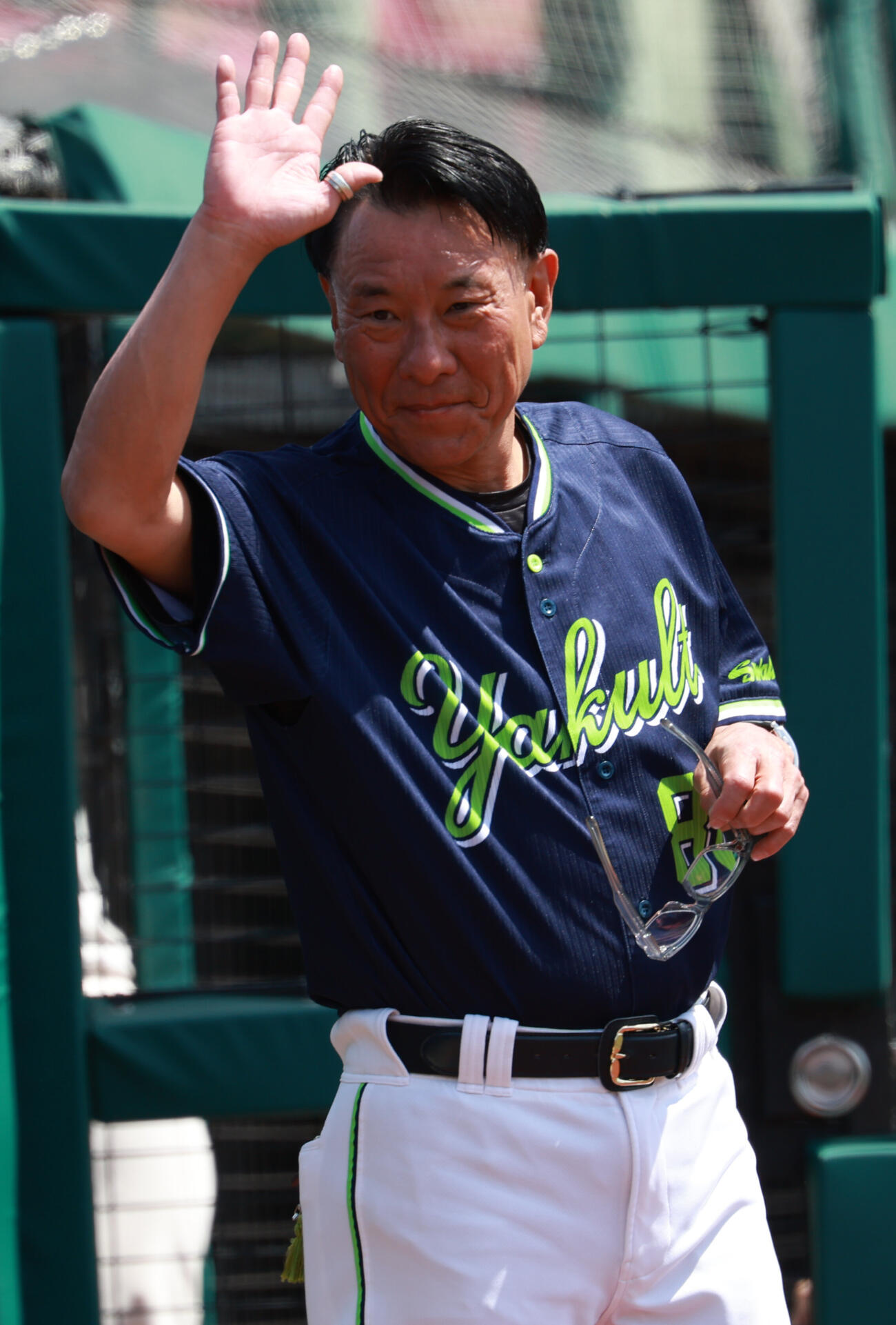 交流戦　楽天対ヤクルト　試合前、笑顔で手を振るヤクルト池山隆寛監督（撮影・水谷安孝）＝2026年5月31日