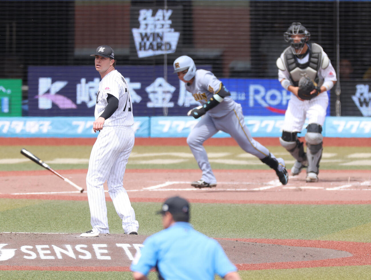 ロッテ対阪神　3回表阪神無死一、三塁、梅野隆太郎を併殺に抑えるも同点を許すロング（撮影・河田真司）