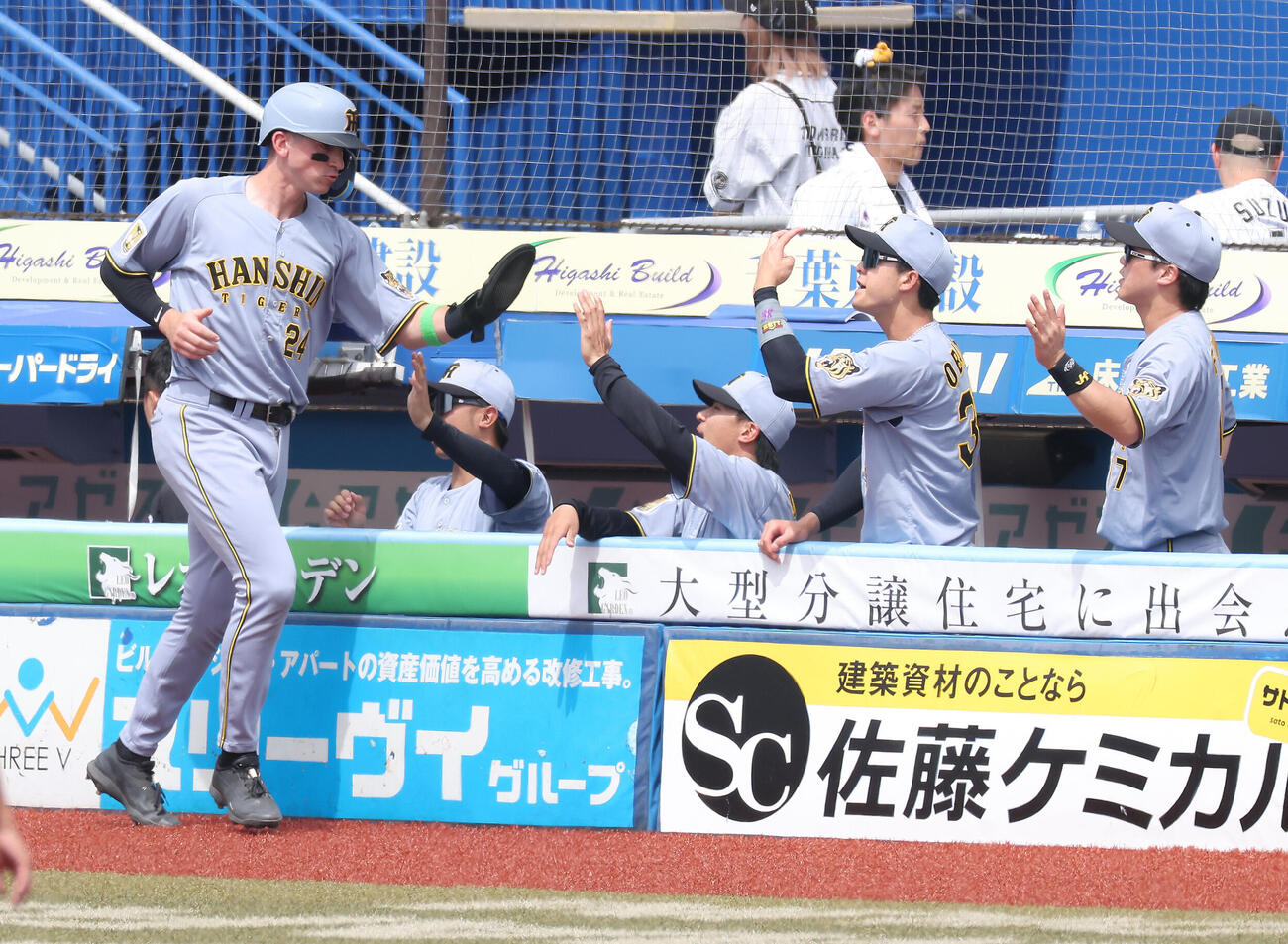 ロッテ対阪神　3回表阪神無死一、三塁、梅野隆太郎の併殺打から生還するディベイディー（左）を迎えるチームメート（撮影・河田真司）