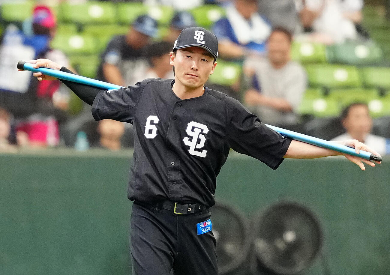交流戦　西武対DeNA　試合前、ウオーミングアップを行う西武源田壮亮（撮影・江口和貴）