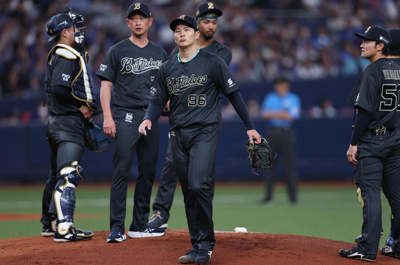 オリックス対中日　2回表中日1死二、三塁、降板となる高島泰都（中央手前）（撮影・前田充）