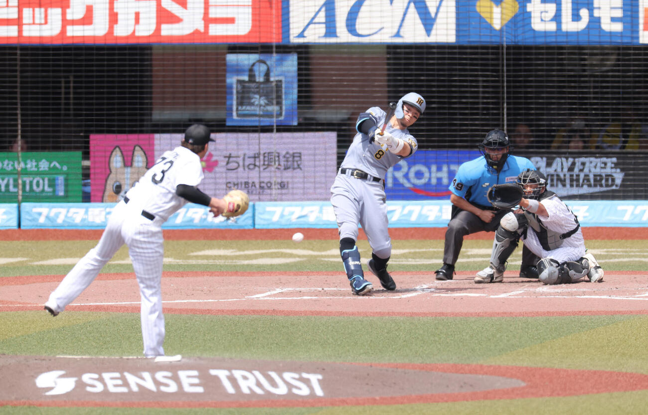 ロッテ対阪神　4回表阪神無死、右前打を放つ佐藤輝明。投手ロング（撮影・河田真司）