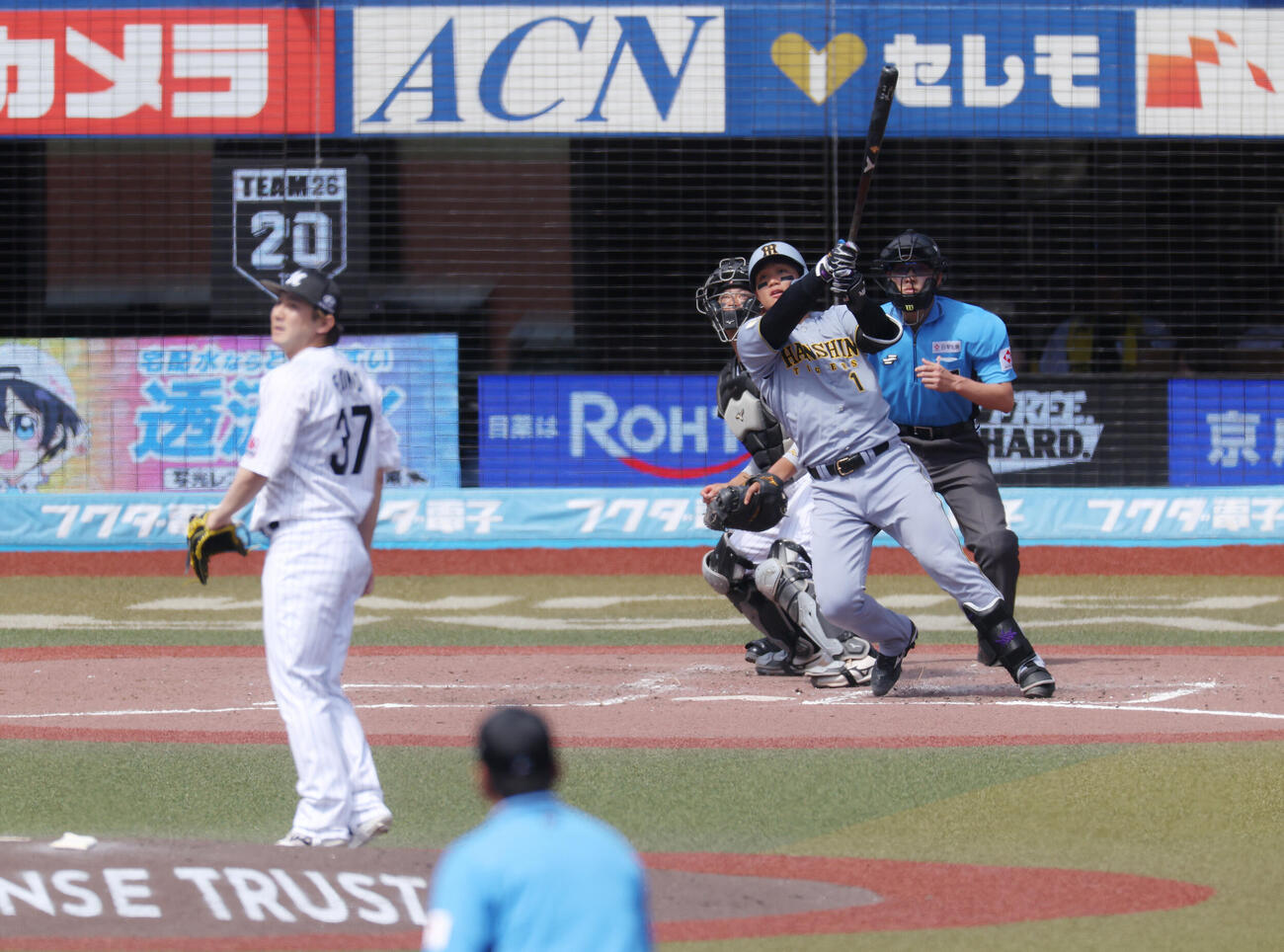 ロッテ対阪神　5回表阪神1死一、三塁、犠飛を放つ森下翔太。投手小野郁（撮影・河田真司）