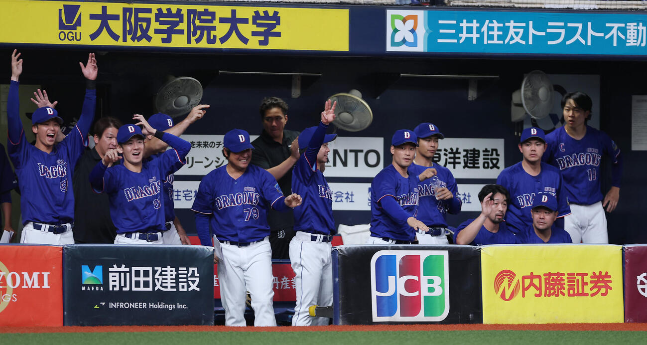 オリックス対中日　2回表中日1死二、三塁、鵜飼航丞の逆転打に喜ぶ中日の選手たち（撮影・前田充）＝2026年5月31日