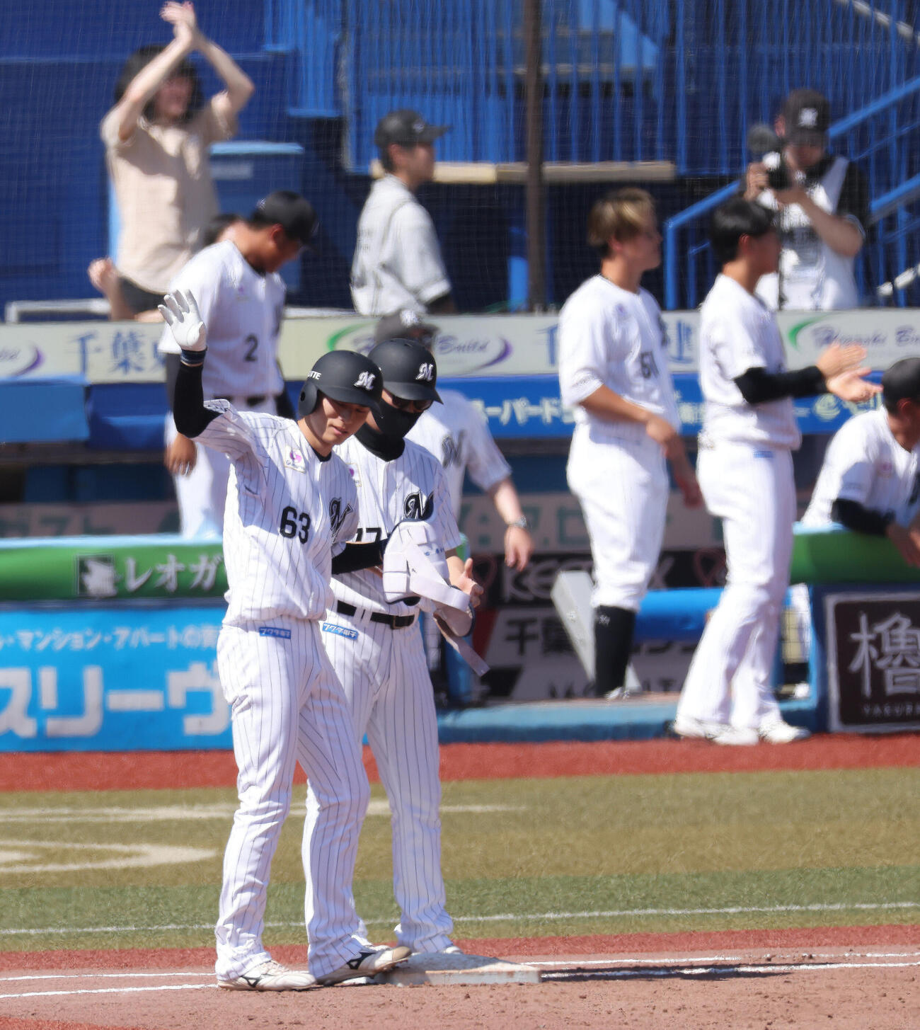 ロッテ対阪神　5回裏ロッテ2死一、二塁、右前同点適時打で出塁する和田康士郎（撮影・河田真司）