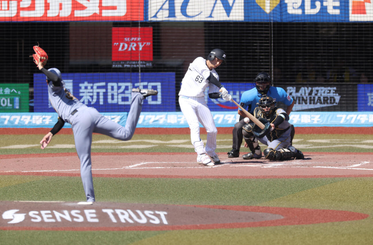 ロッテ対阪神　5回裏ロッテ2死一、二塁、右前同点適時打を放つ和田康士郎。投手才木浩人（撮影・河田真司）