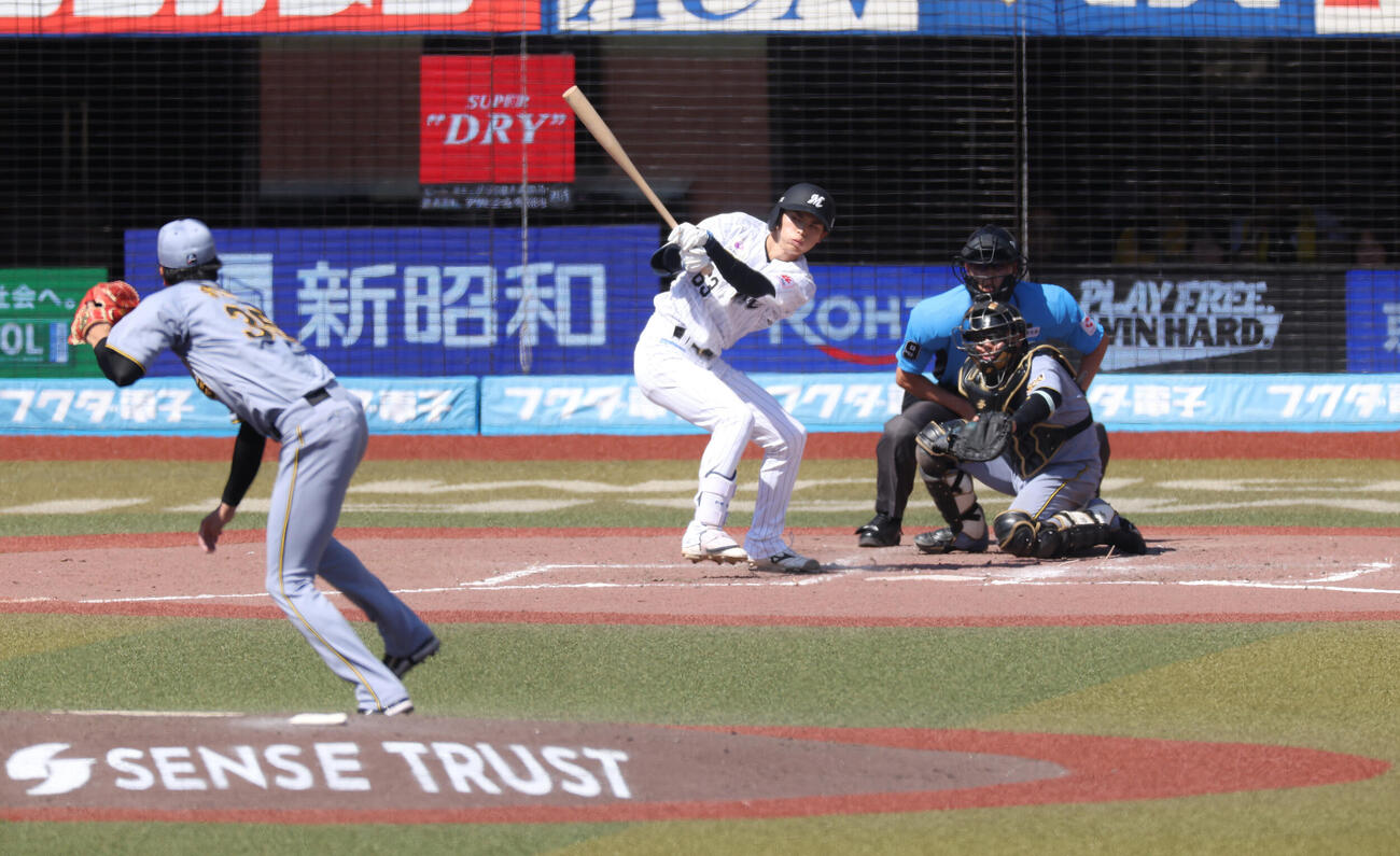 ロッテ対阪神　5回裏ロッテ2死一、二塁、右前同点適時打を放つ和田康士郎。投手才木浩人（撮影・河田真司）