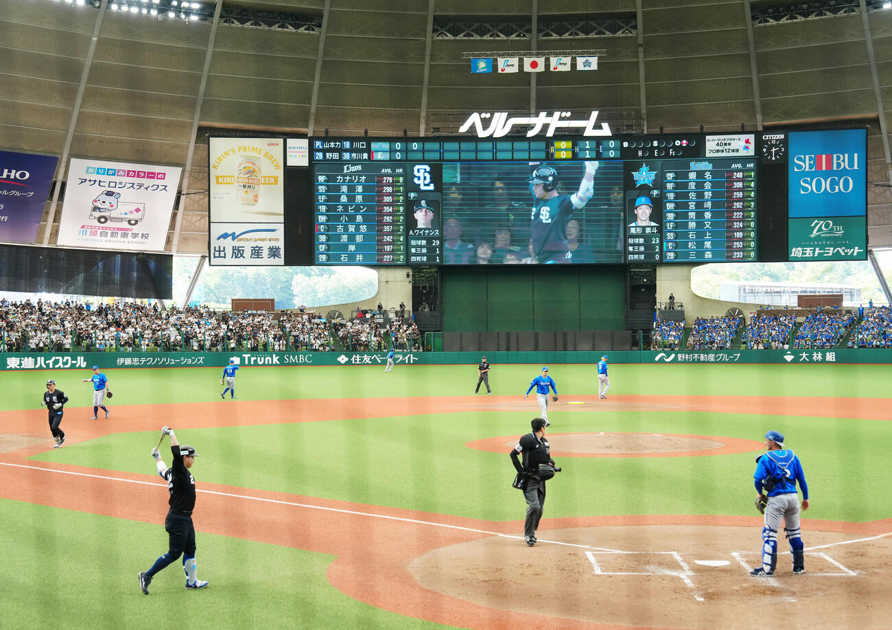 交流戦　西武対DeNA 2回裏西武1死、嵐の曲が流れ、打席に向かう古賀悠斗（撮影・江口和貴）