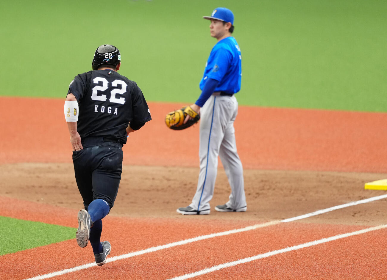交流戦　西武対DeNA 2回裏西武1死、四球を選び一塁へ走って向かう古賀悠斗（左）（撮影・江口和貴）