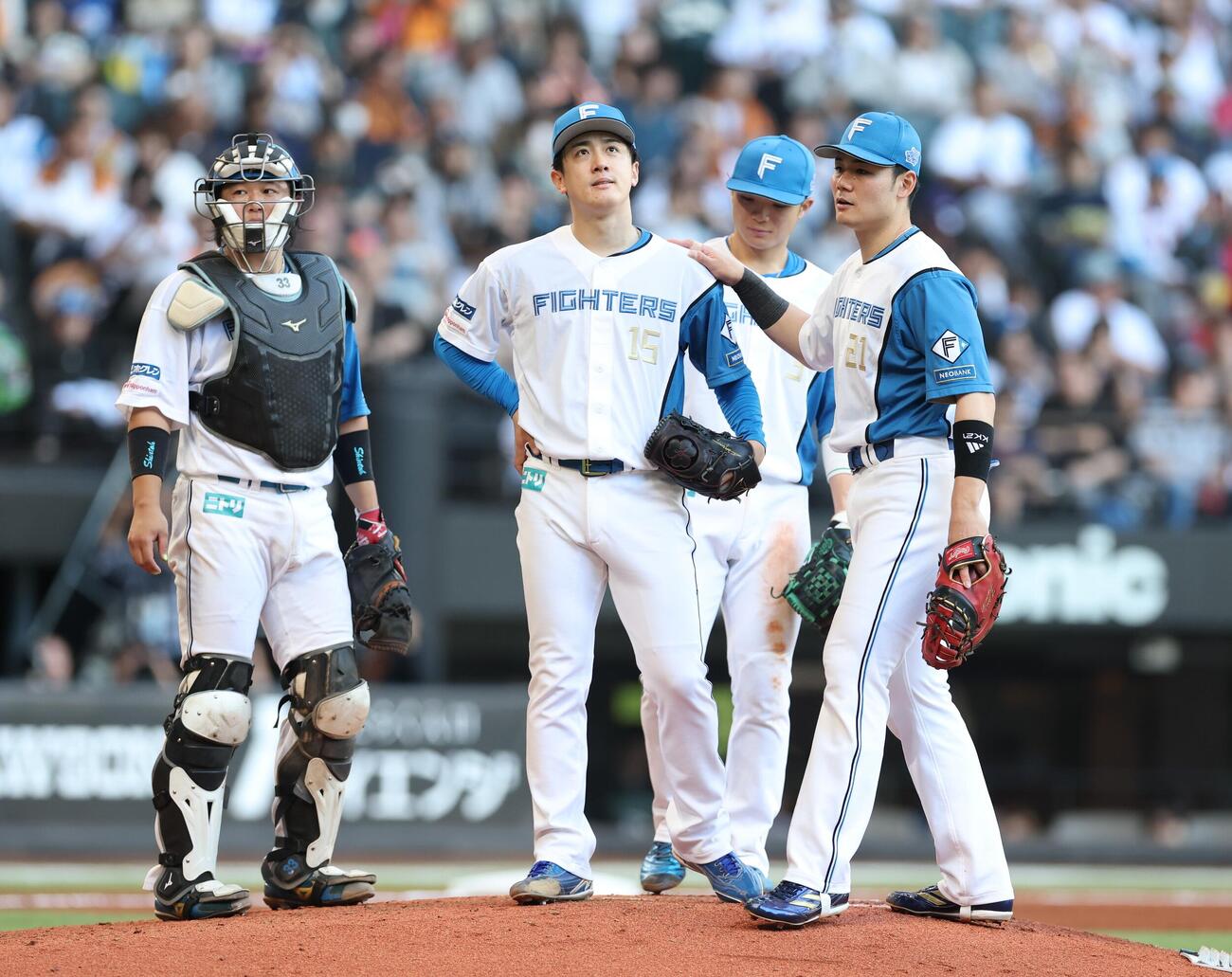 日本ハム対巨人　6回表、マウンドに集まる日本ハムナイン。左から2人目は北山亘基（撮影・黒川智章）