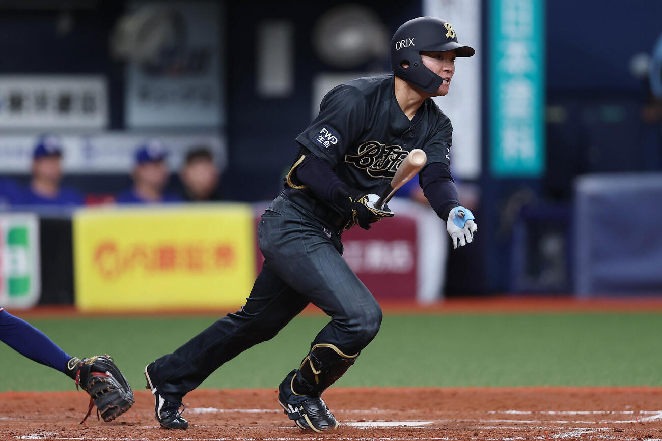 オリックス対中日　4回裏オリックス1死三塁、右翼線へ適時二塁打を放つ山中稜真（撮影・前田充）