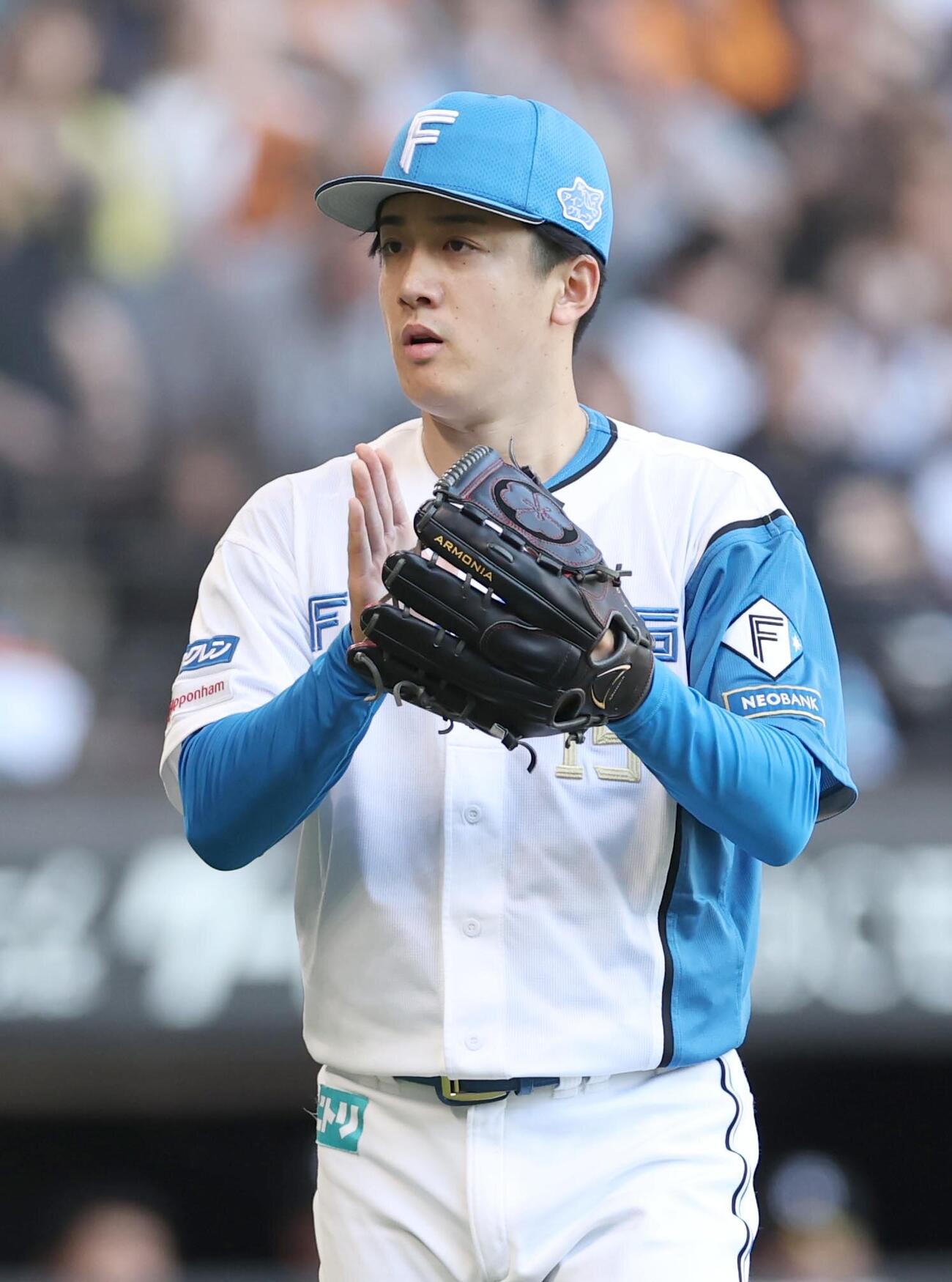 日本ハム対巨人　5回表、無失点に抑えグラブをたたく北山亘基（撮影・黒川智章）＝2026年5月31日