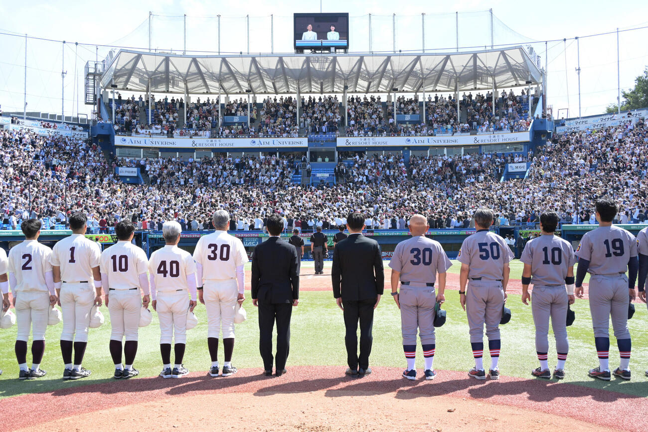 東京六大学野球春季リーグ戦の慶応大対早稲田大戦に訪れ、席に着かれる天皇陛下と長女愛子さまを整列して迎える両チームナインら（代表撮影）