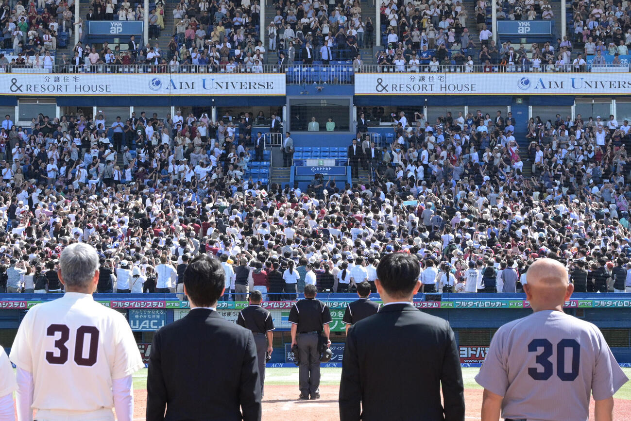 東京六大学野球春季リーグ戦の慶応大対早稲田大戦に訪れ、席に着かれる天皇陛下と長女愛子さま（代表撮影）