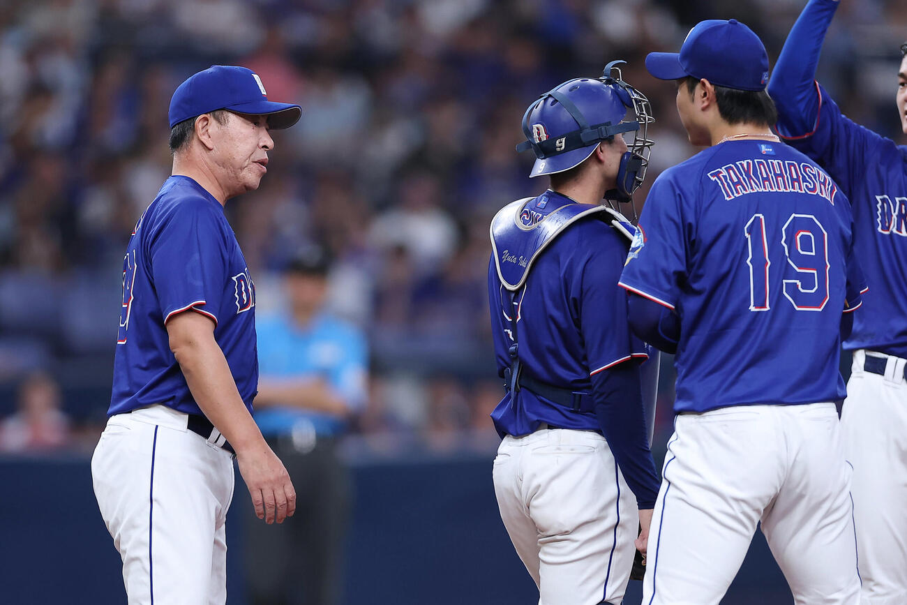 オリックス対中日　4回裏オリックス2死一、三塁、高橋宏斗に降板を告げた井上一樹監督（左）（撮影・前田充）＝2026年5月31日