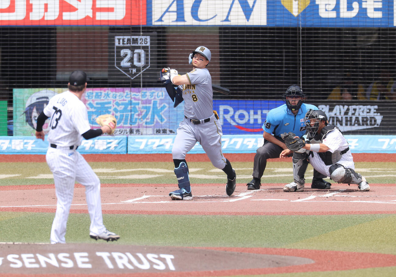 ロッテ対阪神　1回表阪神2死、空振り三振に倒れる佐藤輝明。投手ロング（撮影・河田真司）