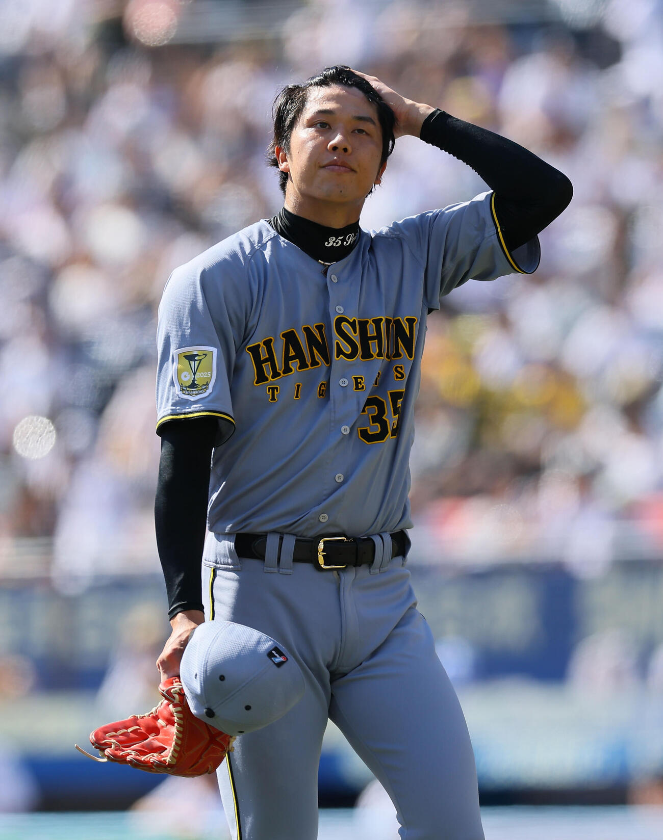 ロッテ対阪　6回を終え、ベンチに戻る阪神才木浩人（撮影・藤尾明華）