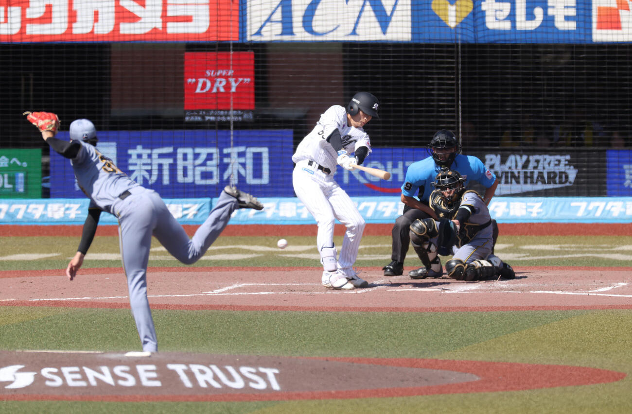 ロッテ対阪神　5回裏ロッテ2死一、二塁、右前同点適時打を放つ和田康士郎。投手才木浩人（撮影・河田真司）