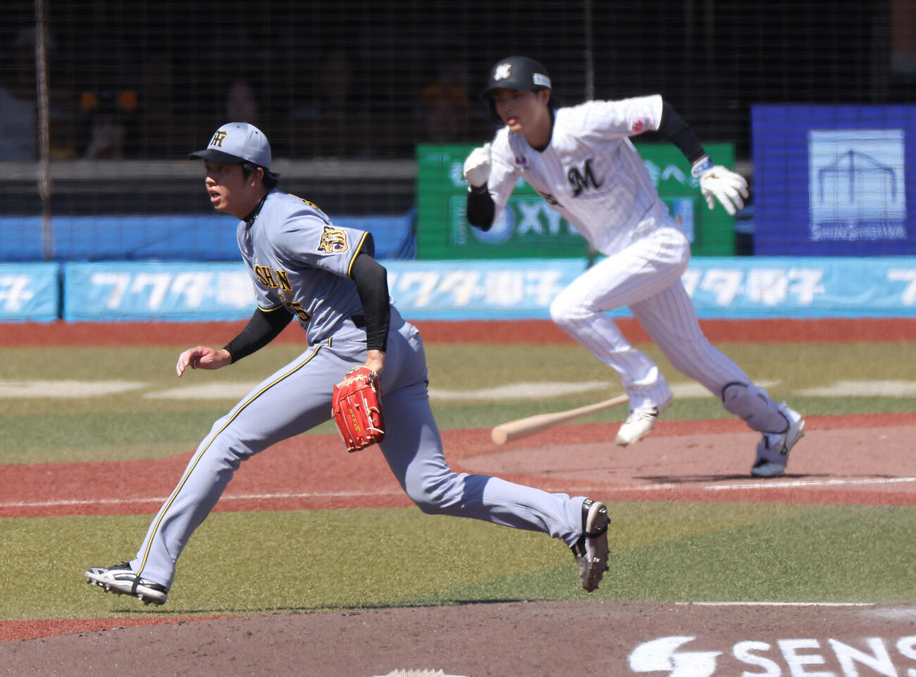 ロッテ対阪神　5回裏ロッテ2死一、二塁、和田康士郎に右前同点適時打を浴びる才木浩人（撮影・河田真司）